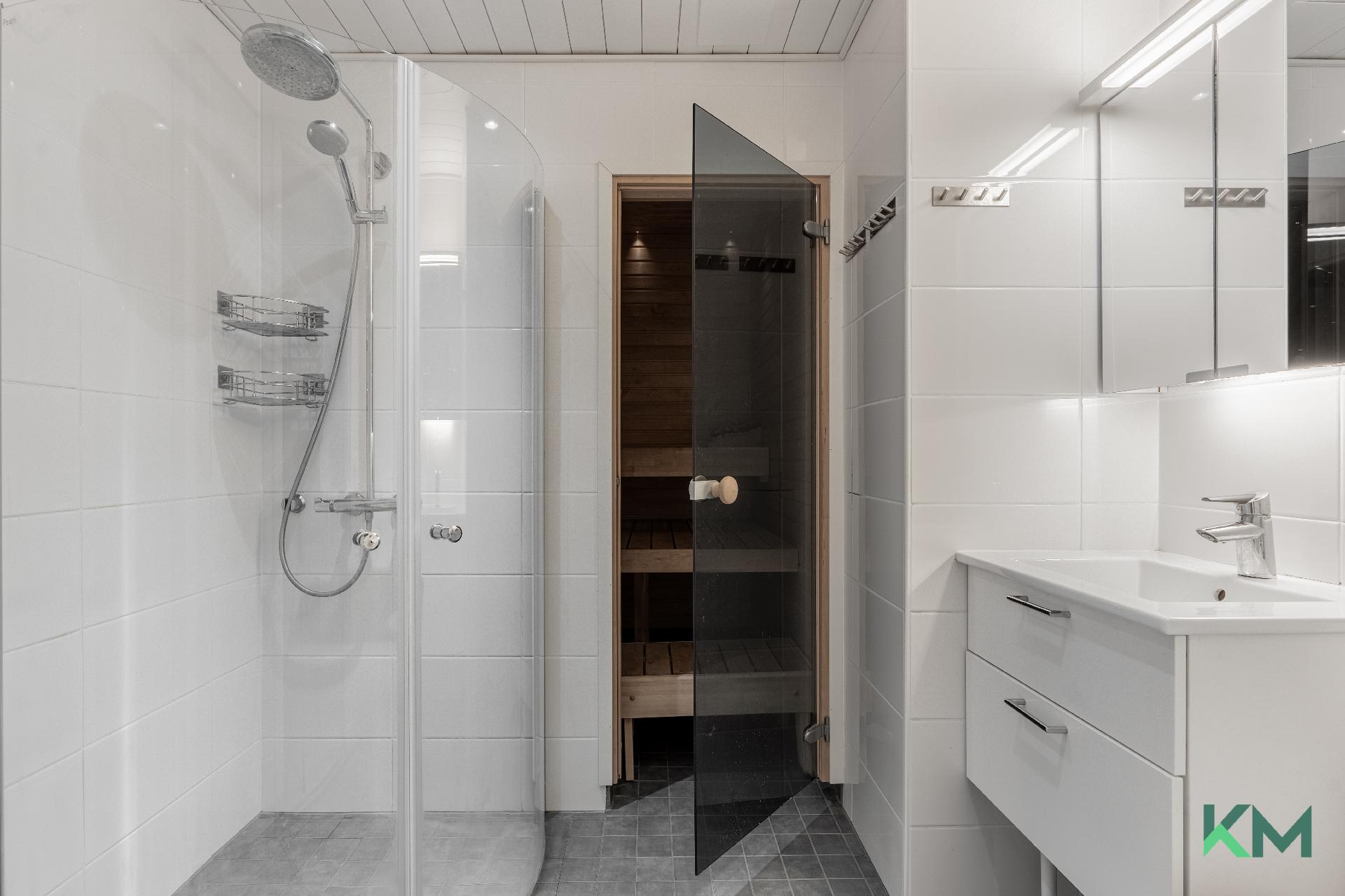 Kylpyhuone, yläkerta