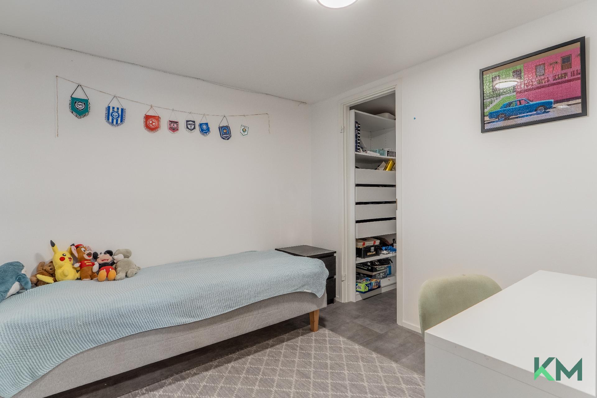 Makuuhuone 3, alakerta/askarteluhuone