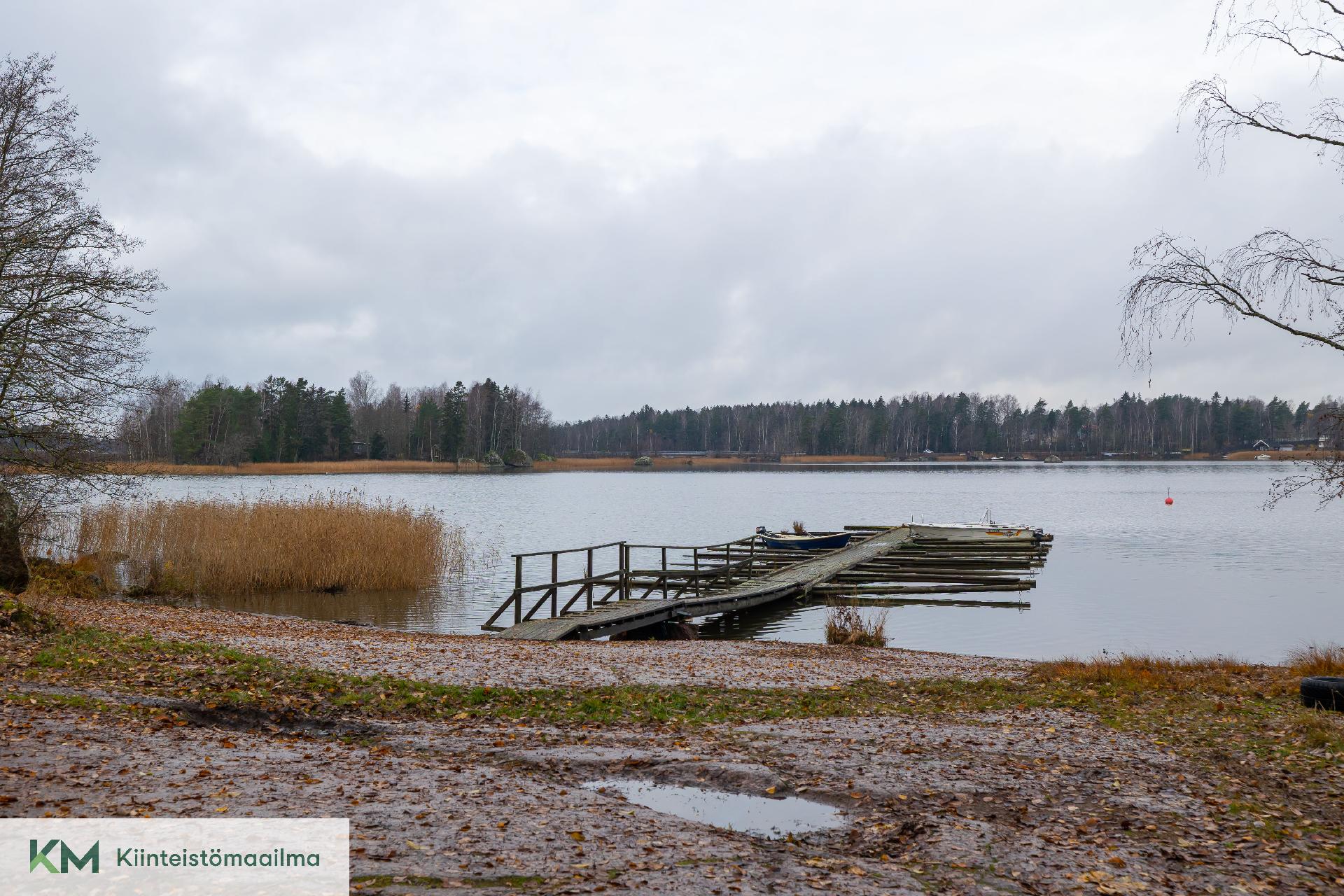 Kiinteistölle kuuluu venevalkamapaikka