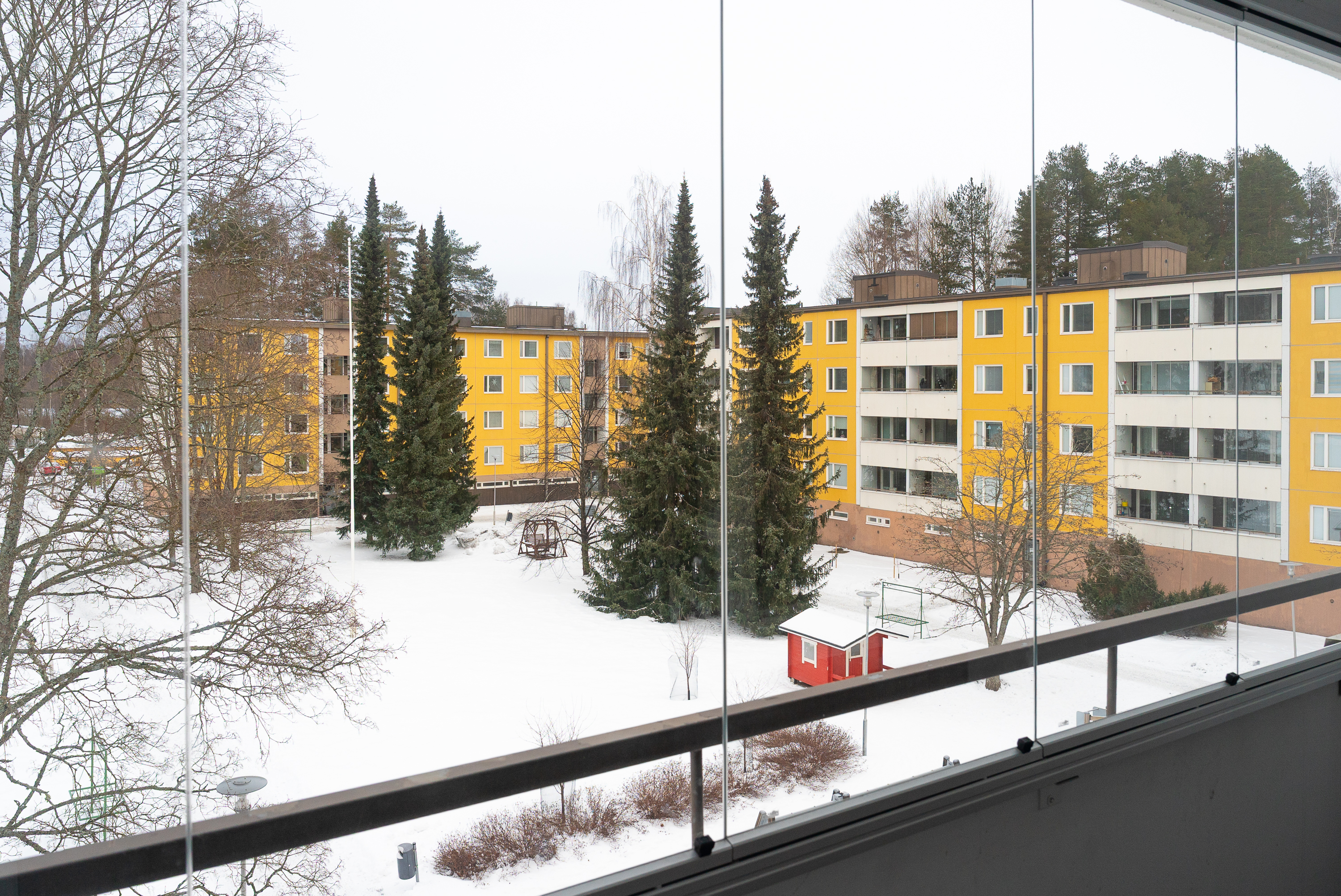 parvekenäkymä sisapihalle
