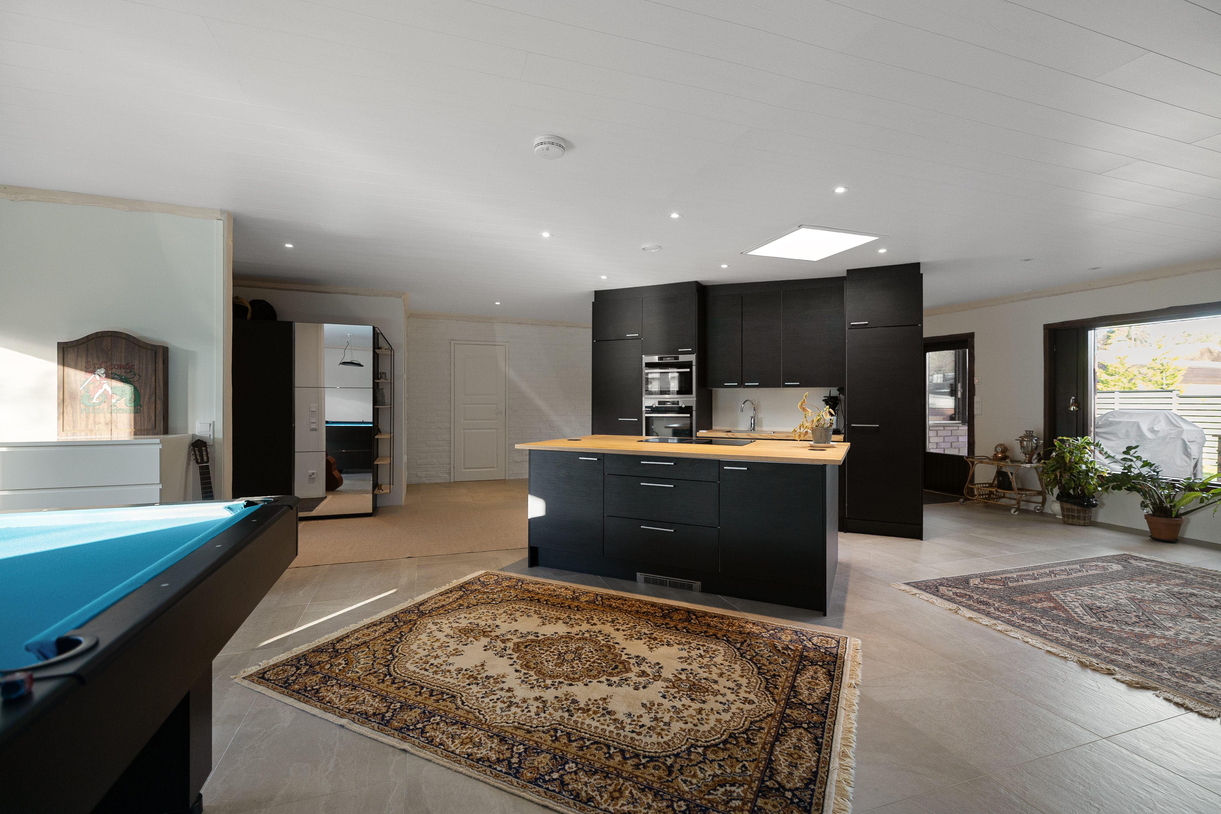 Avaraa yhtenäistä tilaa