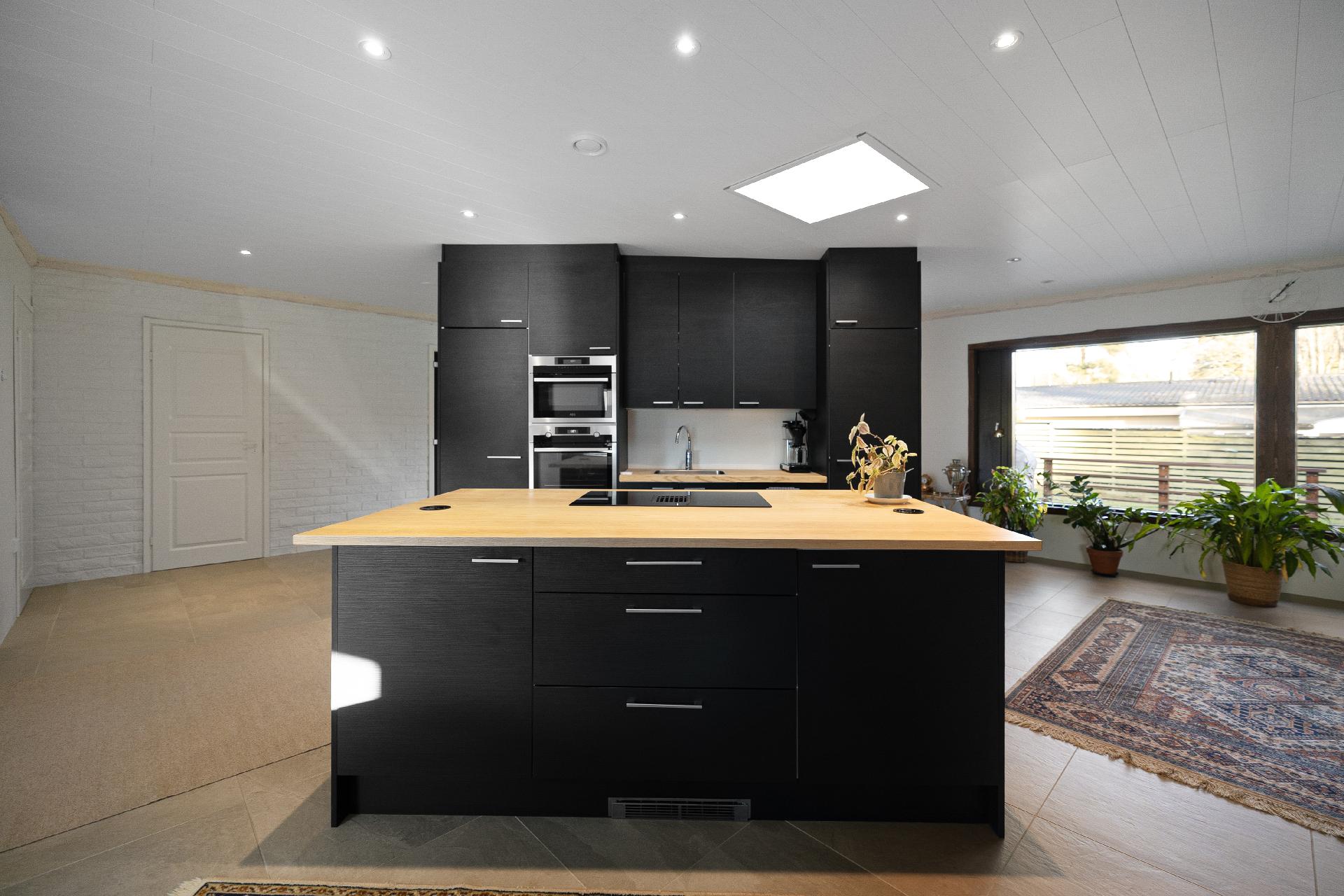 Keittiö keskellä jossa iso saarreke