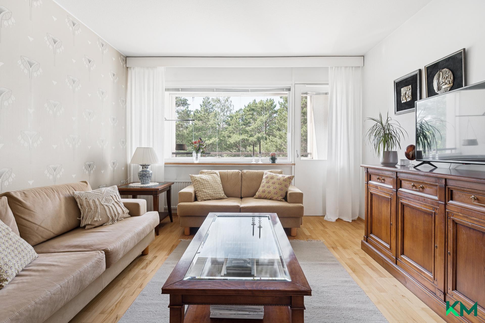 Olohuoneesta käynti parvekkeelle