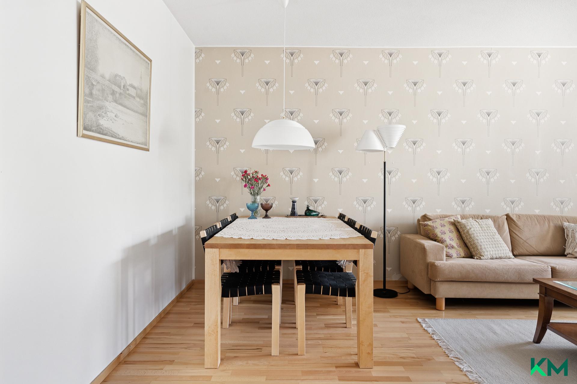 Olohuoneeseen mahtuu ruokapöytä