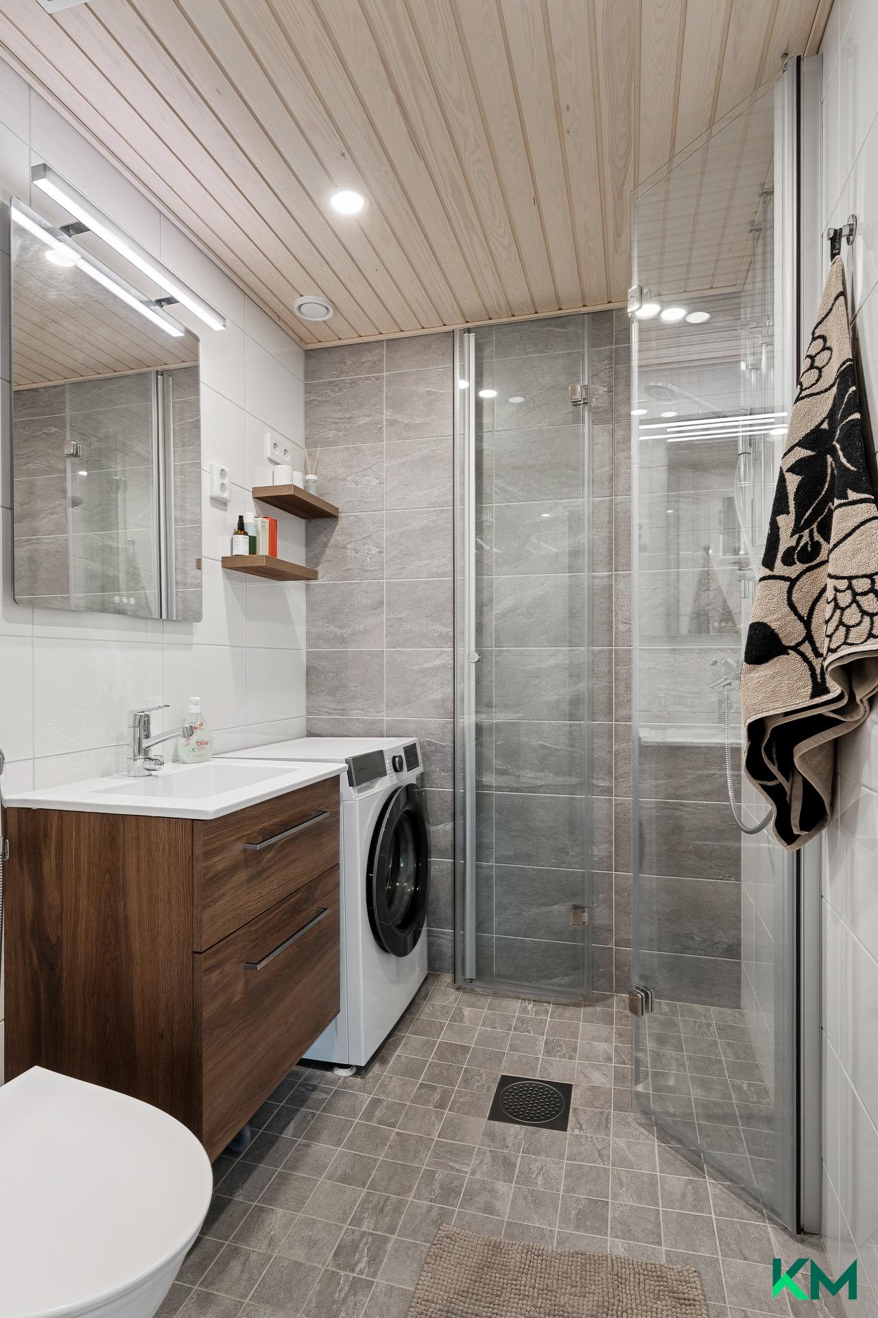 Putkiremontin yhteydessä uusittu kylpyhuone wc