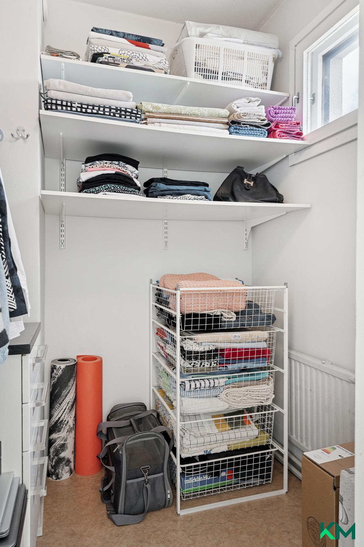 Vaatehuone jossa ikkuna