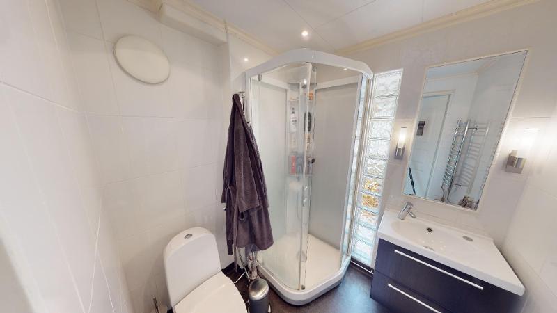 Yläkerran pesuhuone