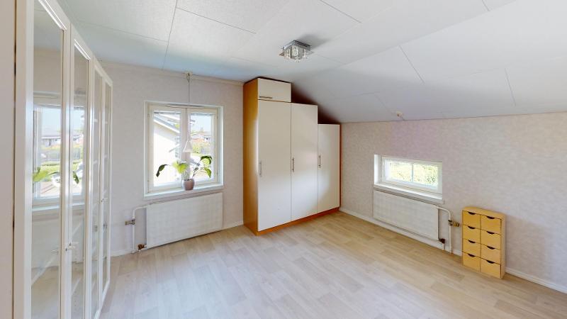 Makuuhuone/työhuone alakerrassa