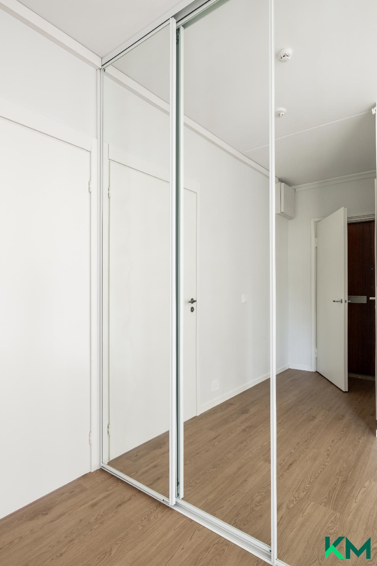 Liukuovikaapisto eteisessä