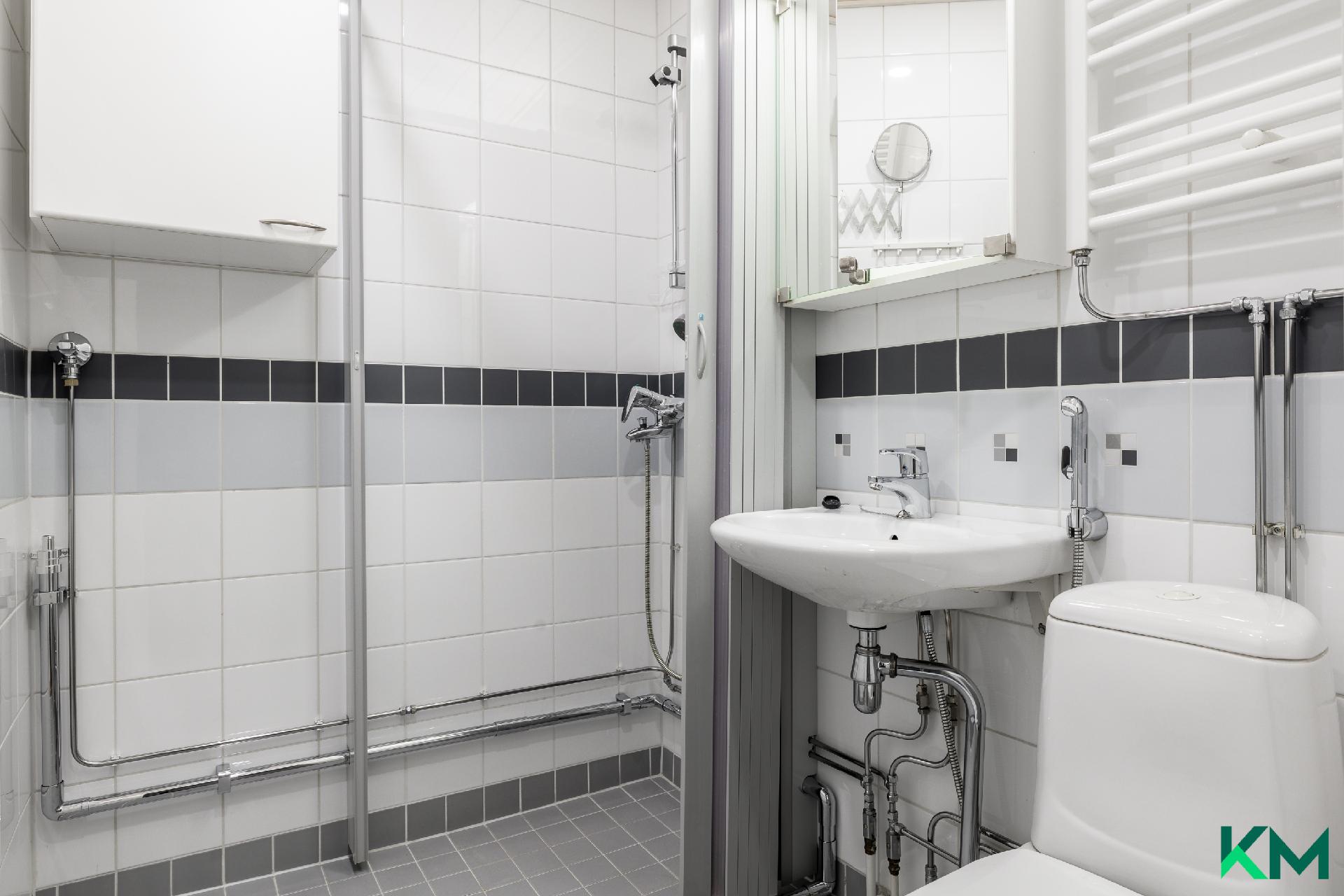 Saneerattu kylpyhuone