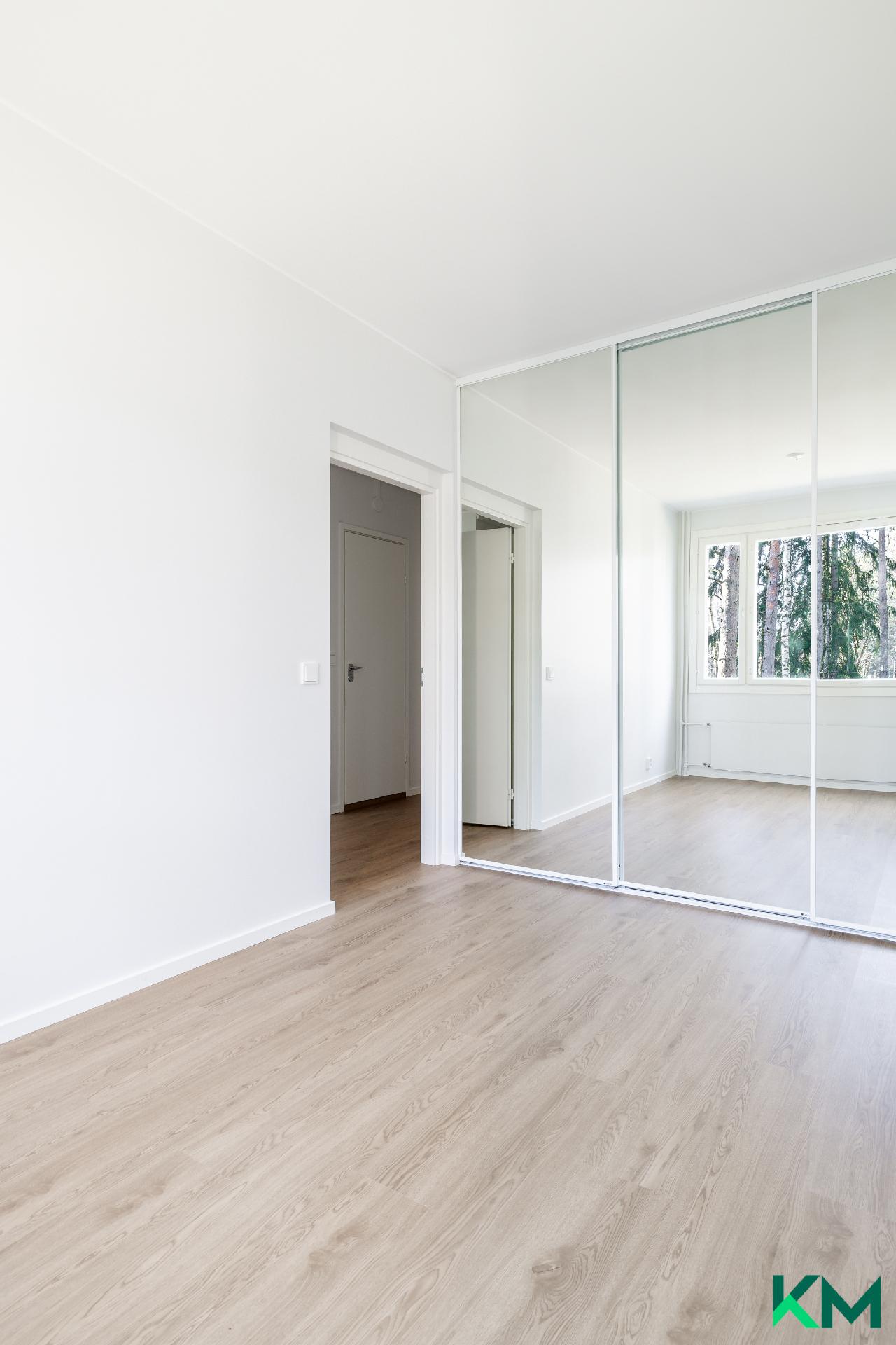 Liukuovikaapisto makuuhuoneessa