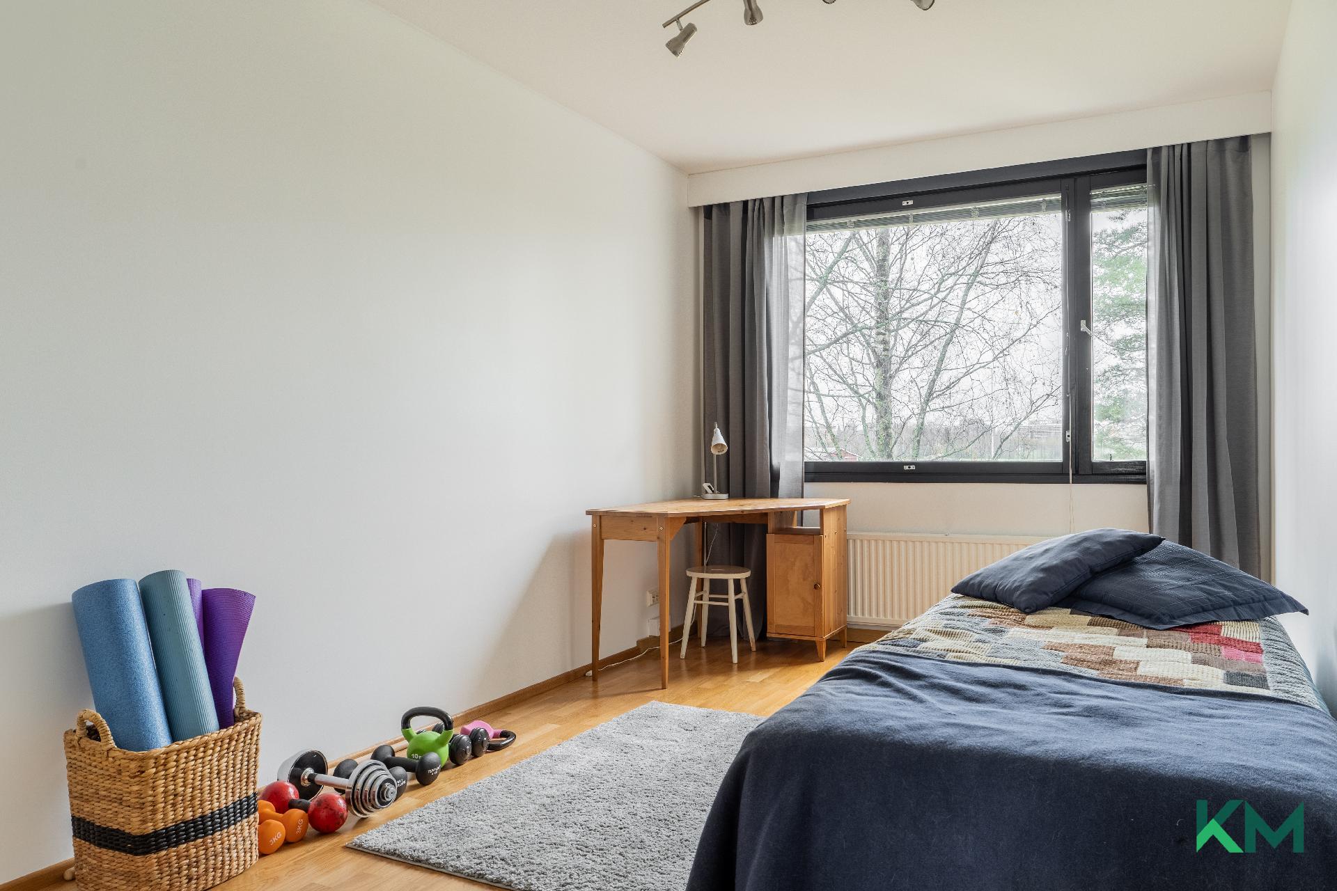 Makuuhuone 3, pihan puoli