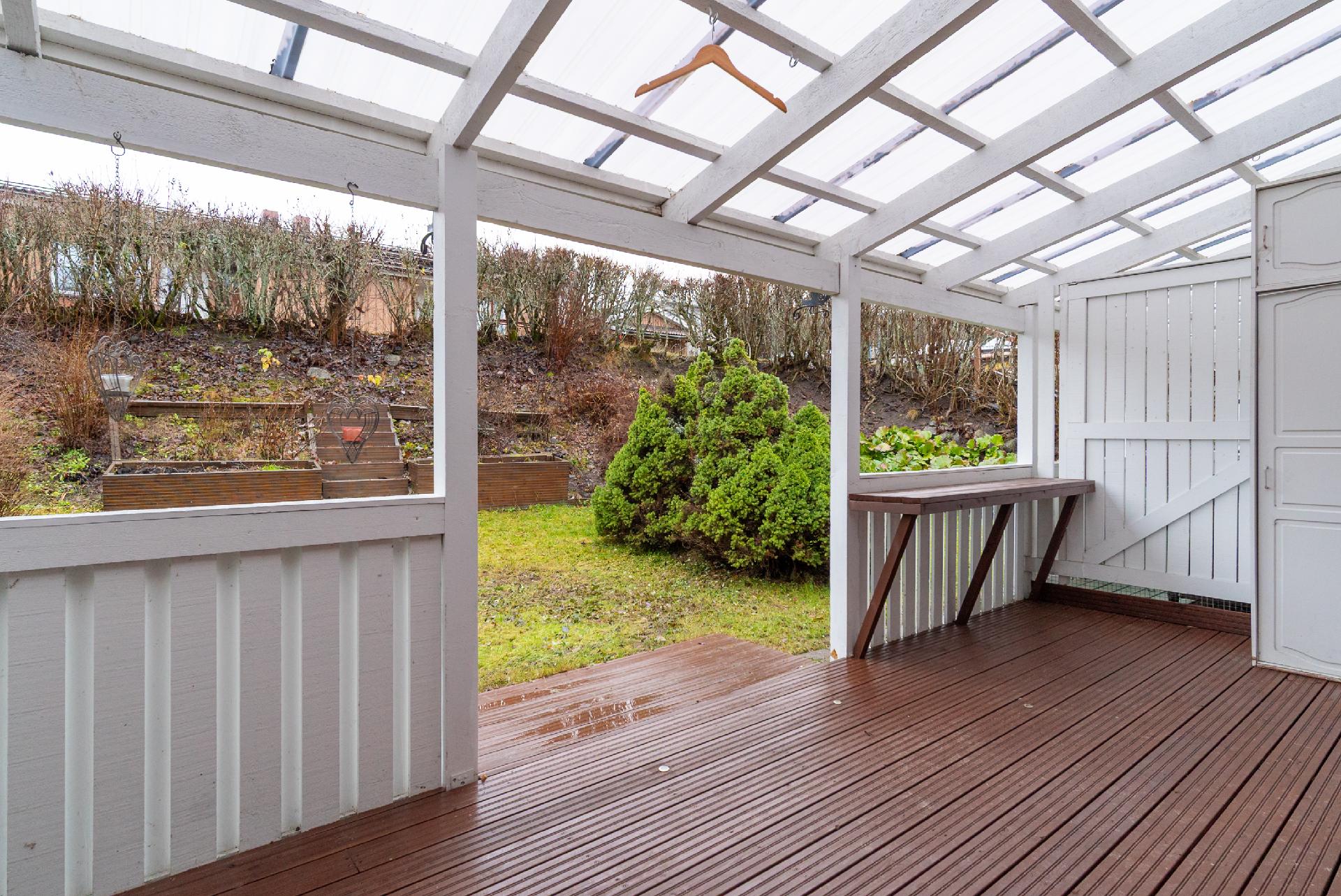 Takapihan katettu terassi