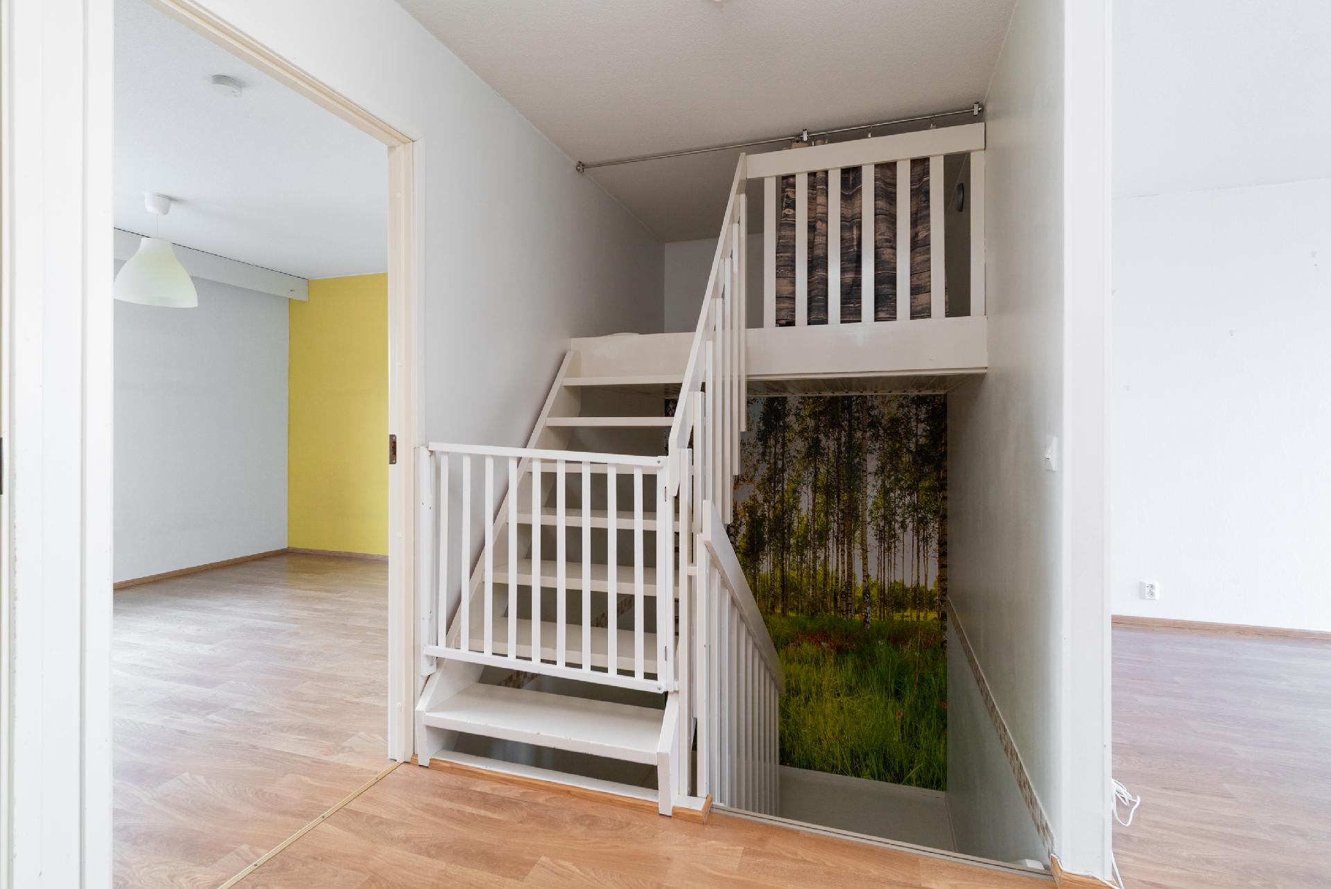 Portaikon yläpuolella parvi