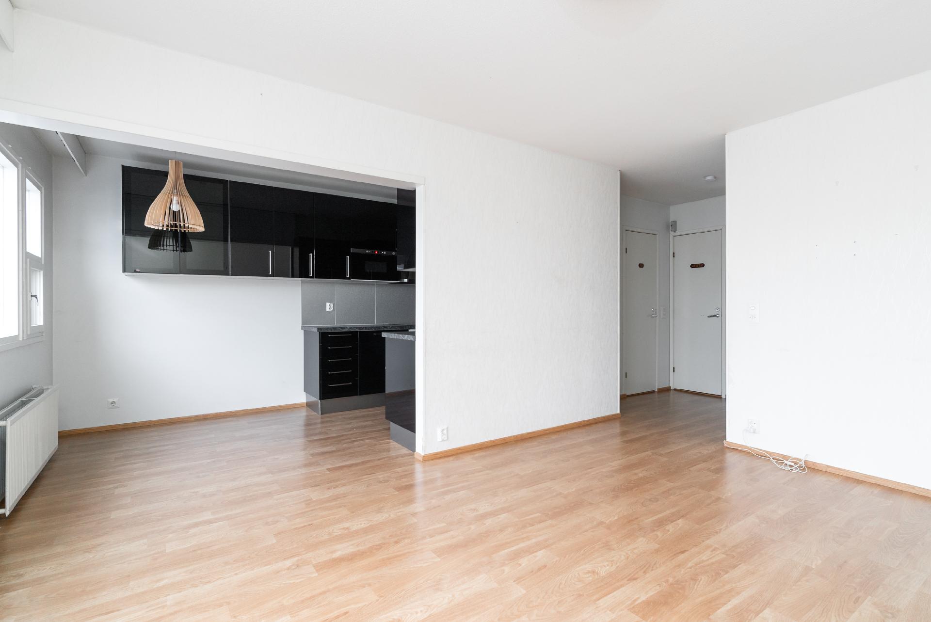 Olohuoneesta keittiöön päin näkymää