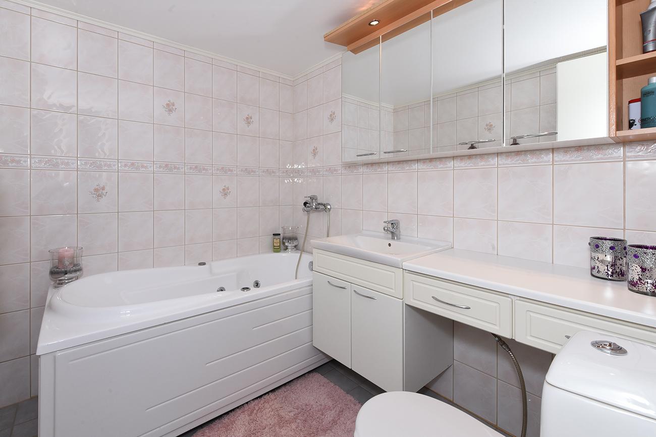 Alakerran kylpyhuone