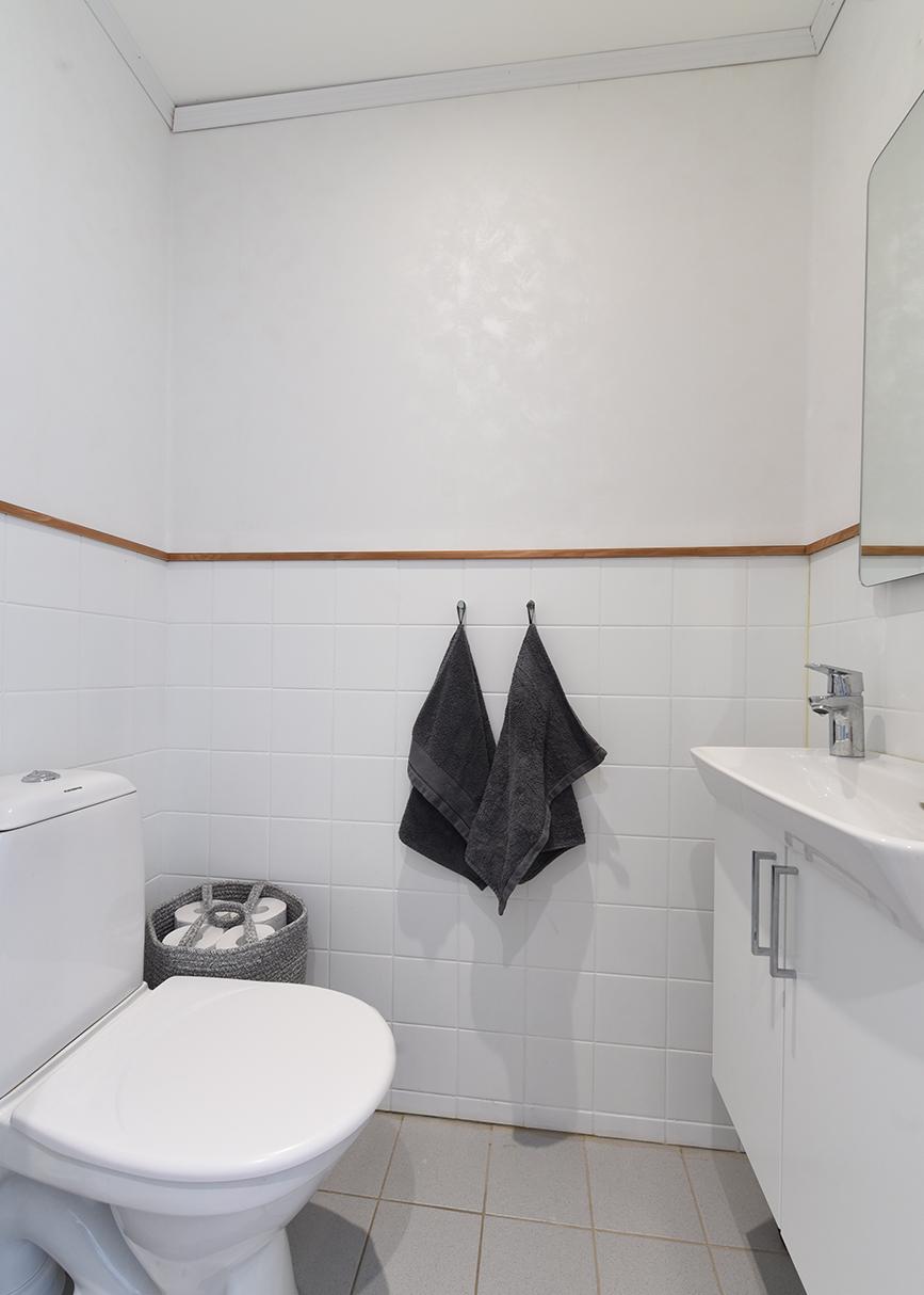 Yläkerran erillinen wc