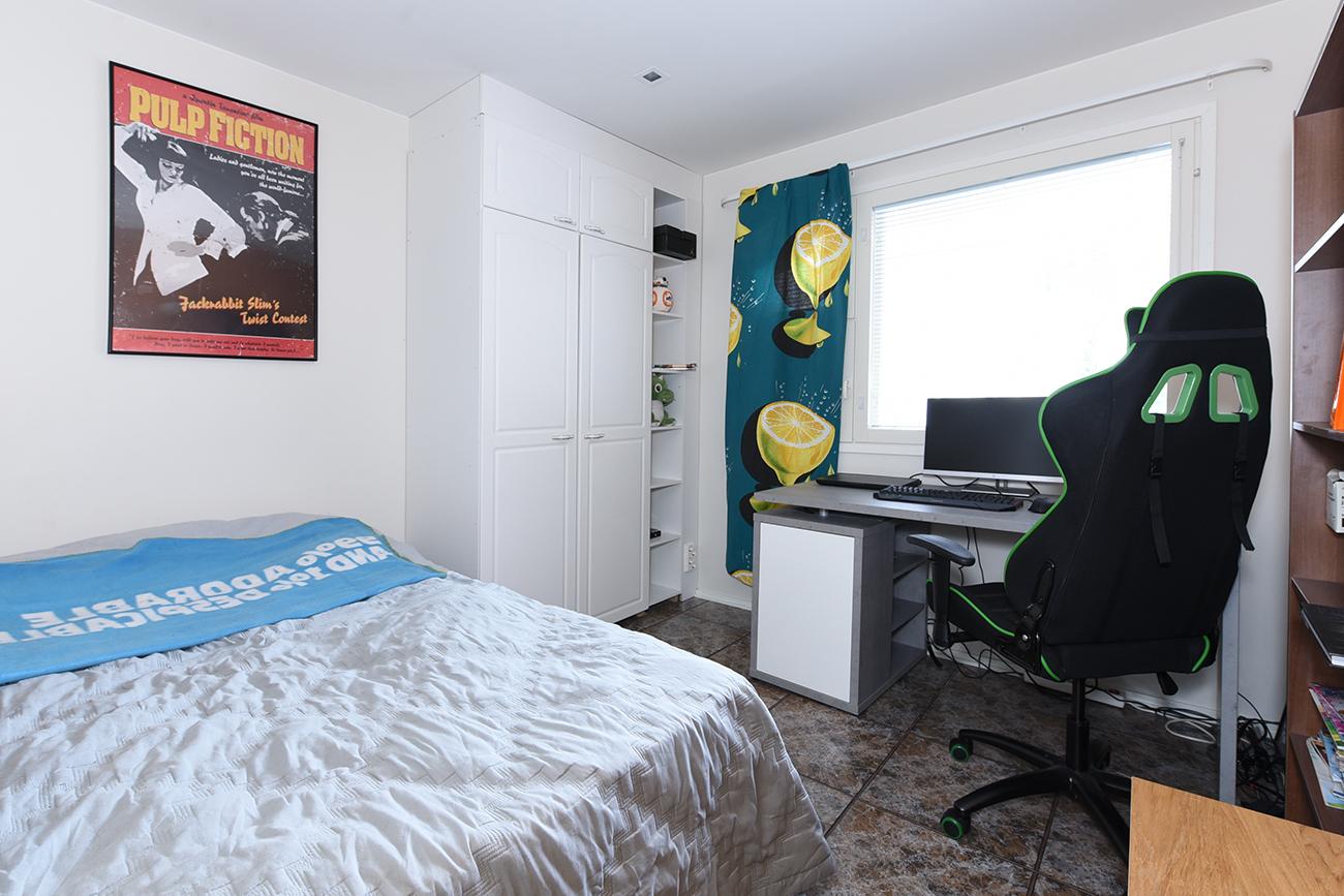 Alakerran makuuhuone