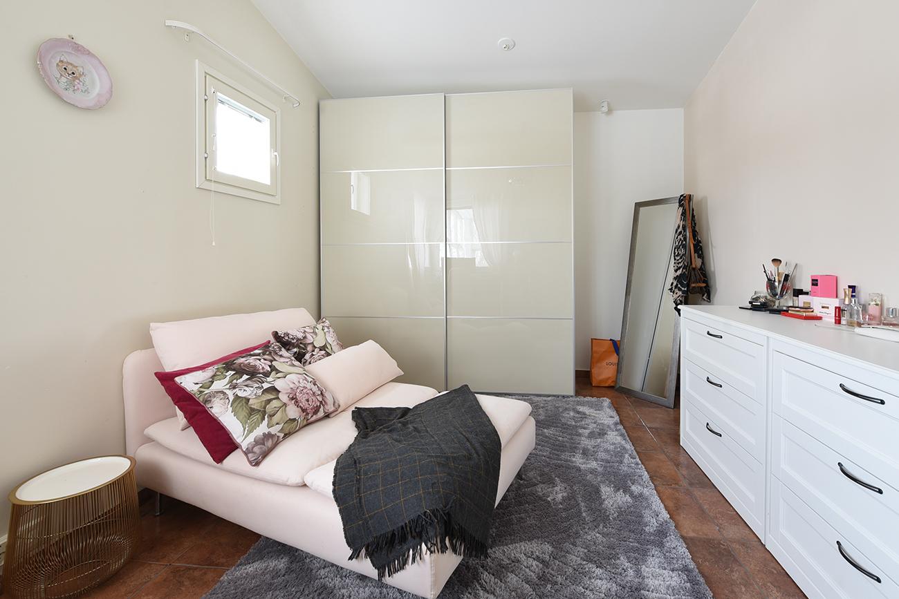 Yläkerran makuuhuone/työhuone