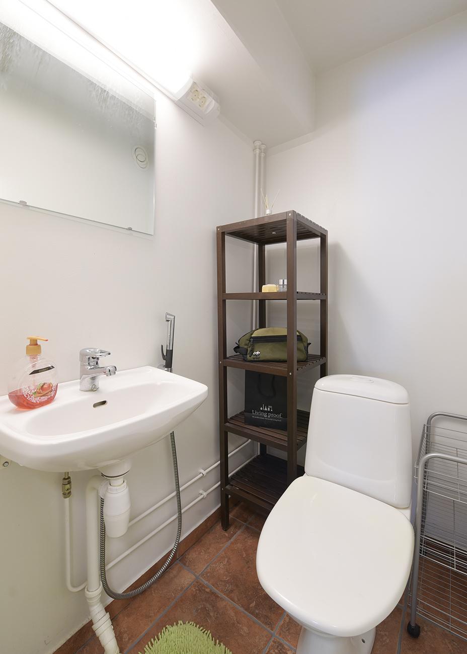 Alakerran isomman varastohuoneen wc