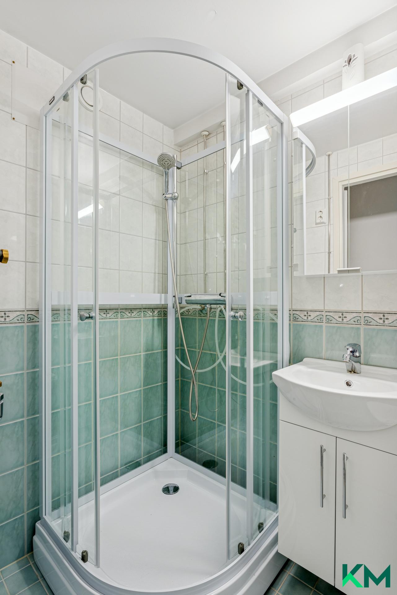 putkiremontissa v. 2003 - 2004 ja suihkukaappi lisätty v. 2025