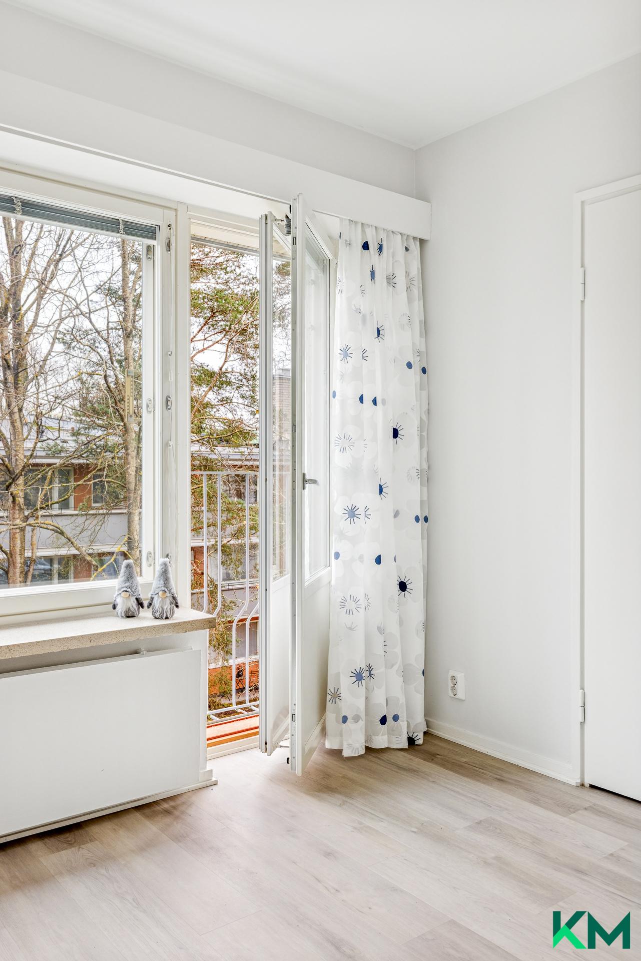 Ranskalainen parveke aukeaa 