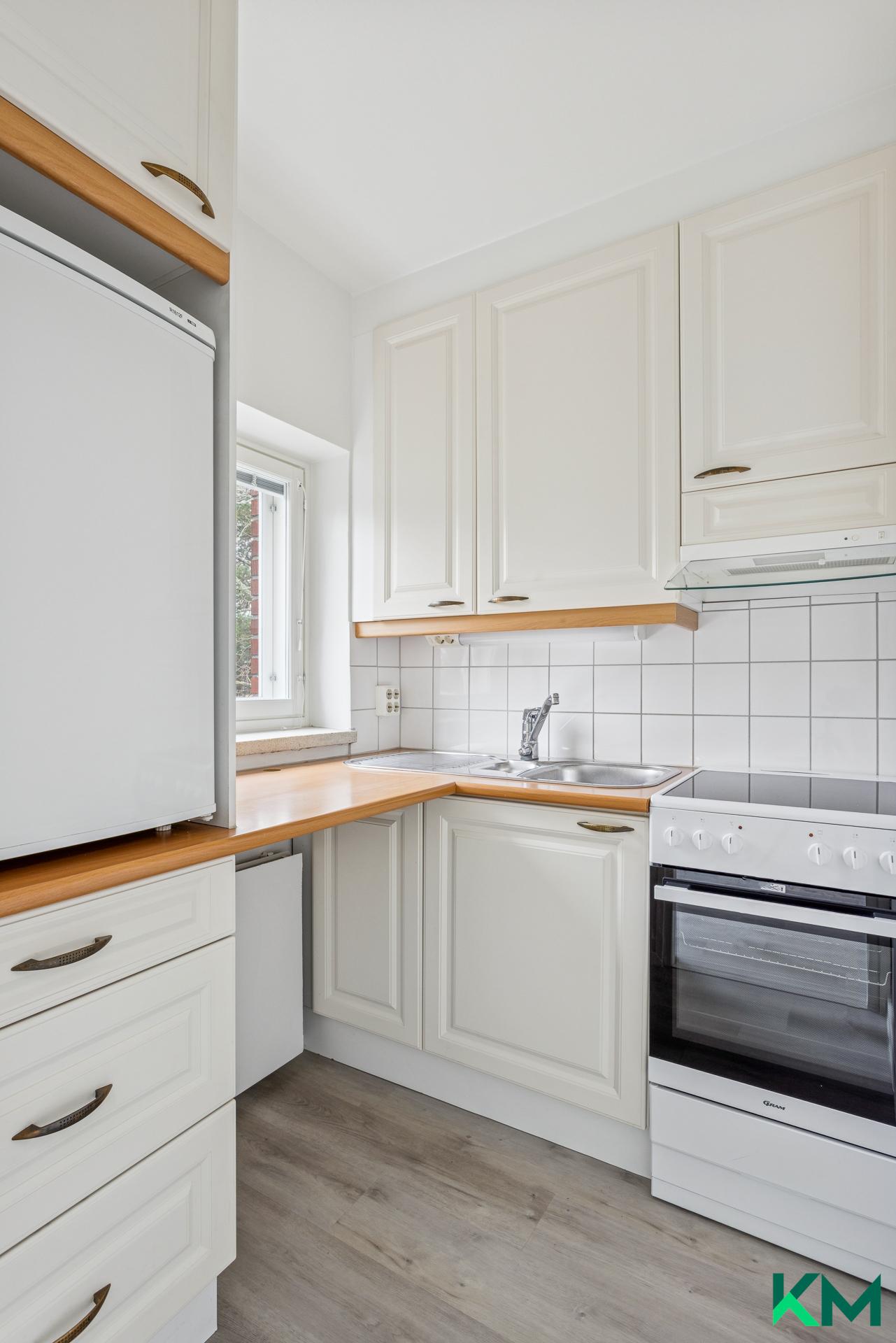 Ikkunallinen keittiö on päivitetty taloyhtiön putkiremontin yhteydessä v. 2003 - 2004