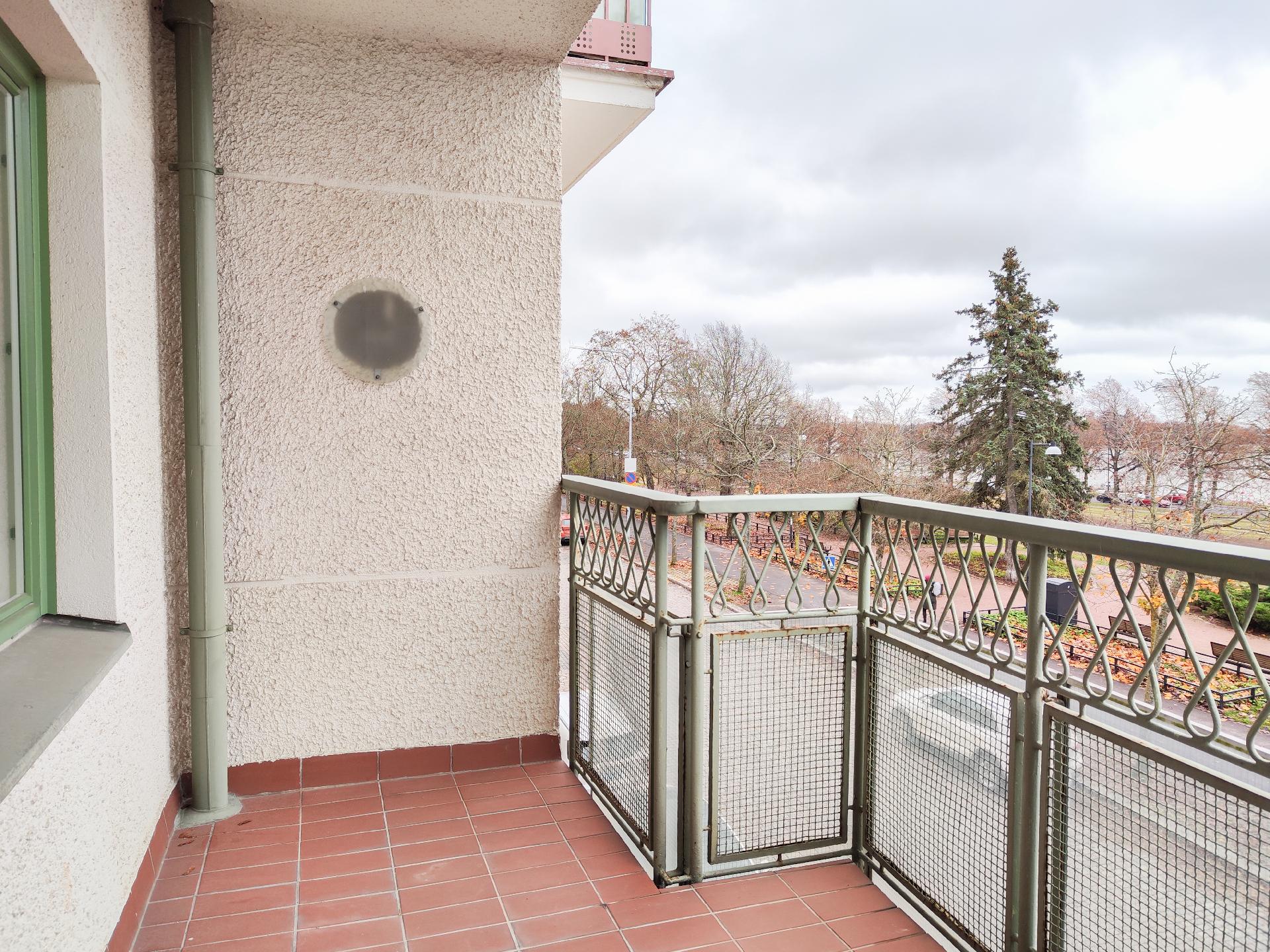 Parvekkeella voi fiilistellä aamukahvien kanssa merinäkymiä.