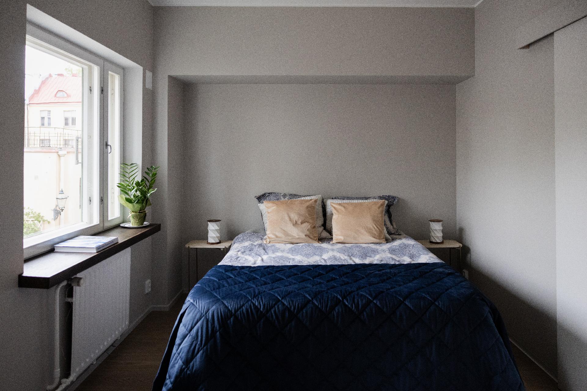 Vaatehuoneen vieressä yksi makuuhuoneista, myös sisäpihan rauhaan.