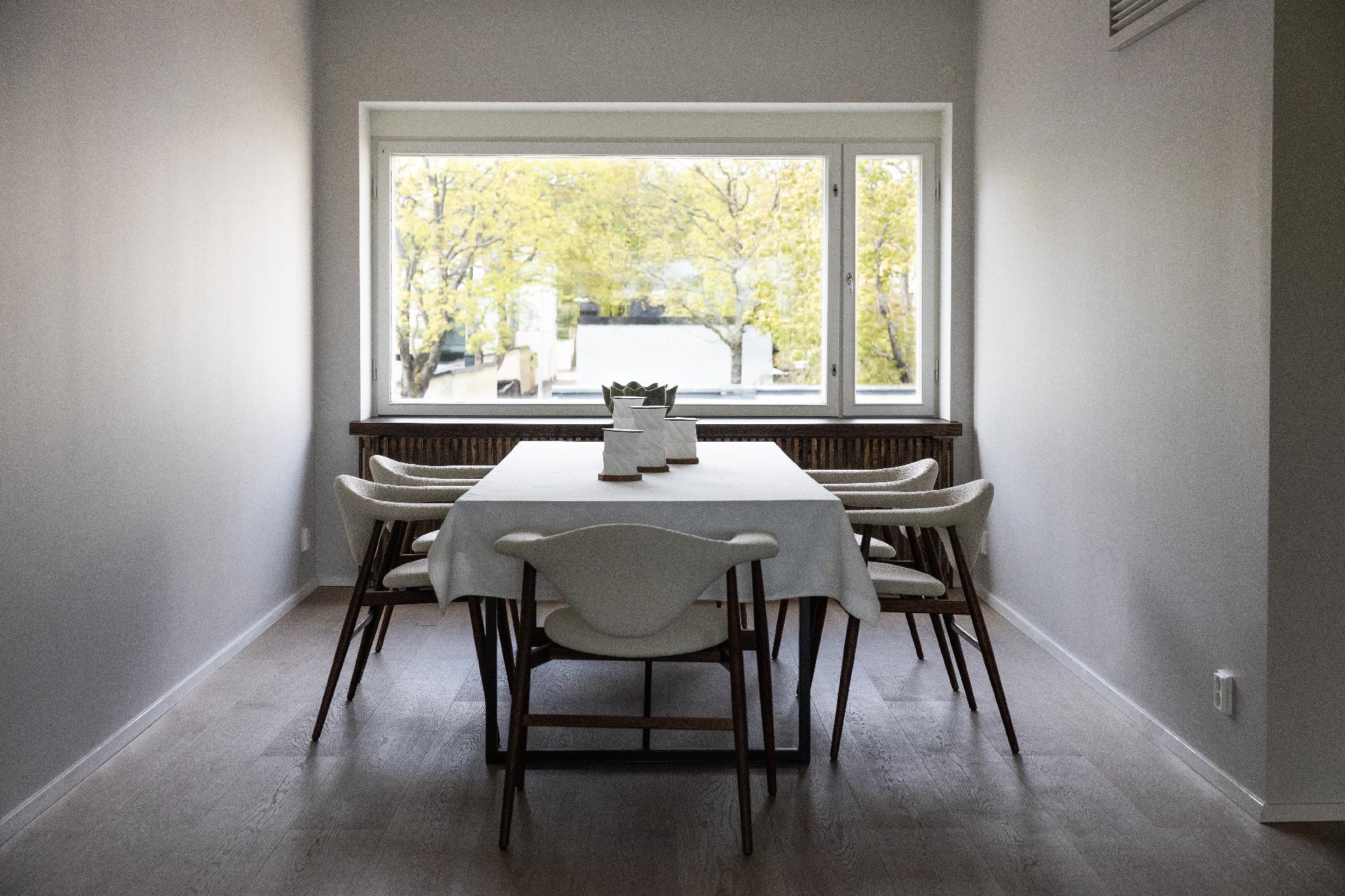 Ruokailutila olohuoneen yhteydessä.