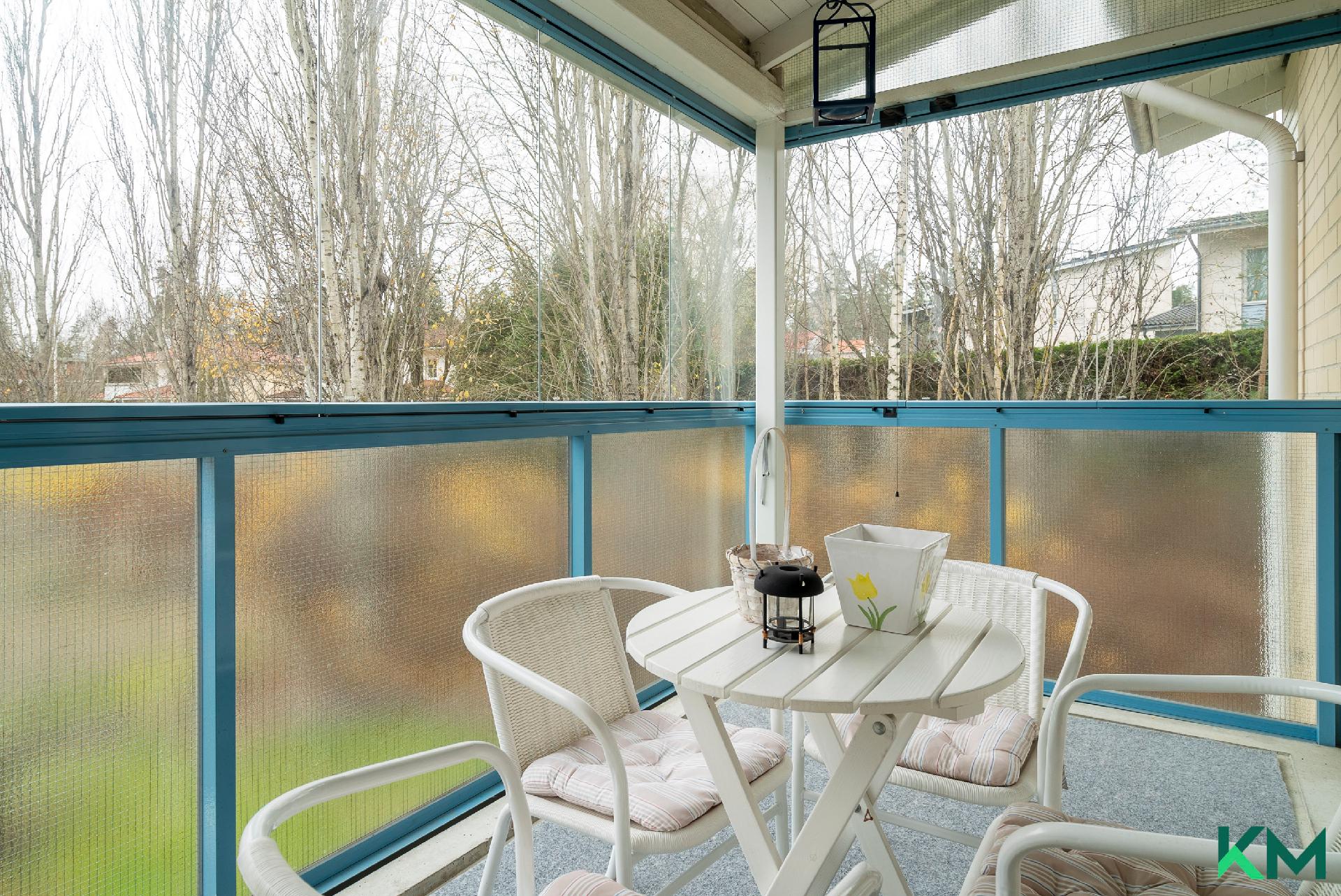 Parveke ensimmäisen makuuhuoneen yhteydessä