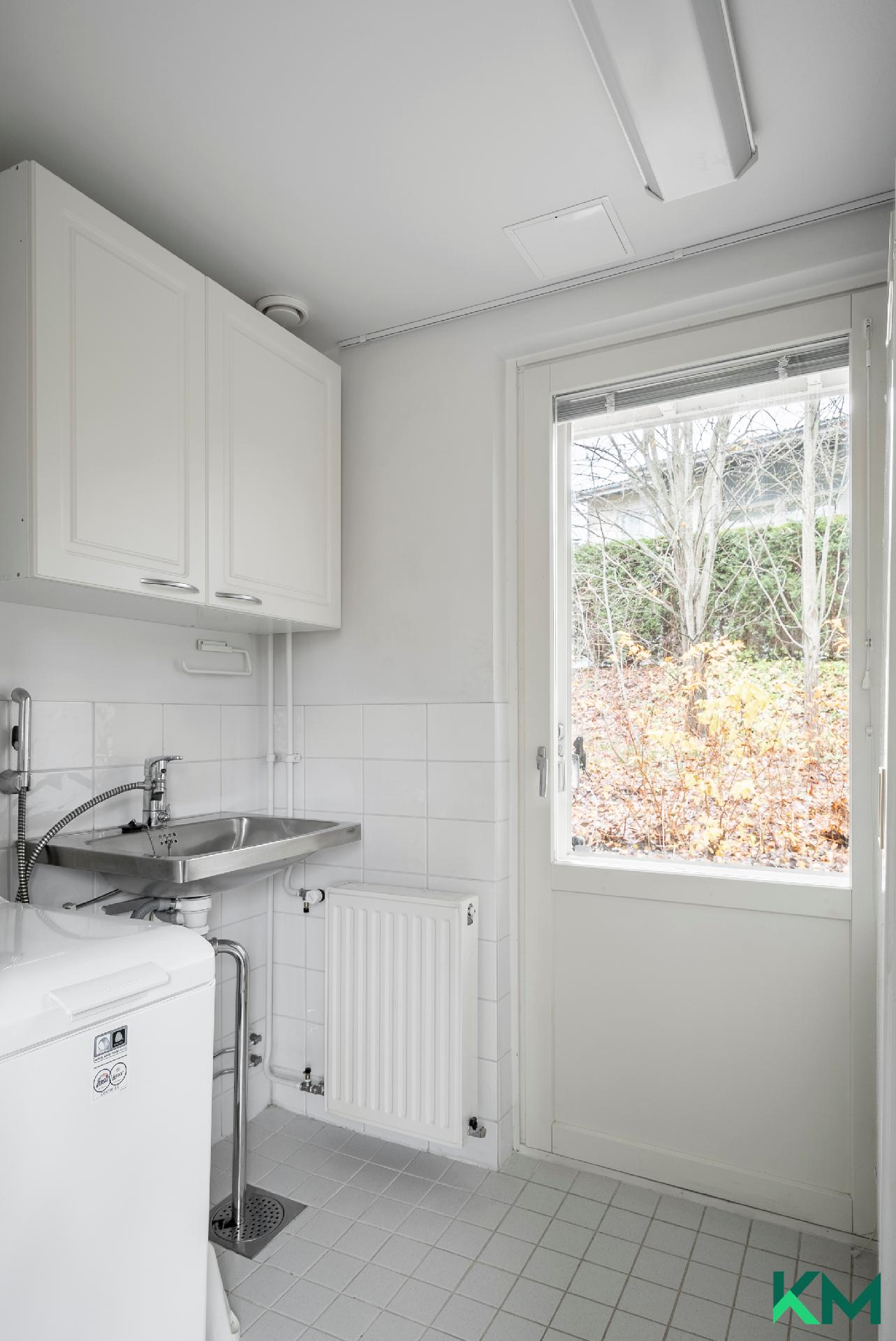 Kodinhoitohuone keittiön vieressä omalla sisäänkäynnillä