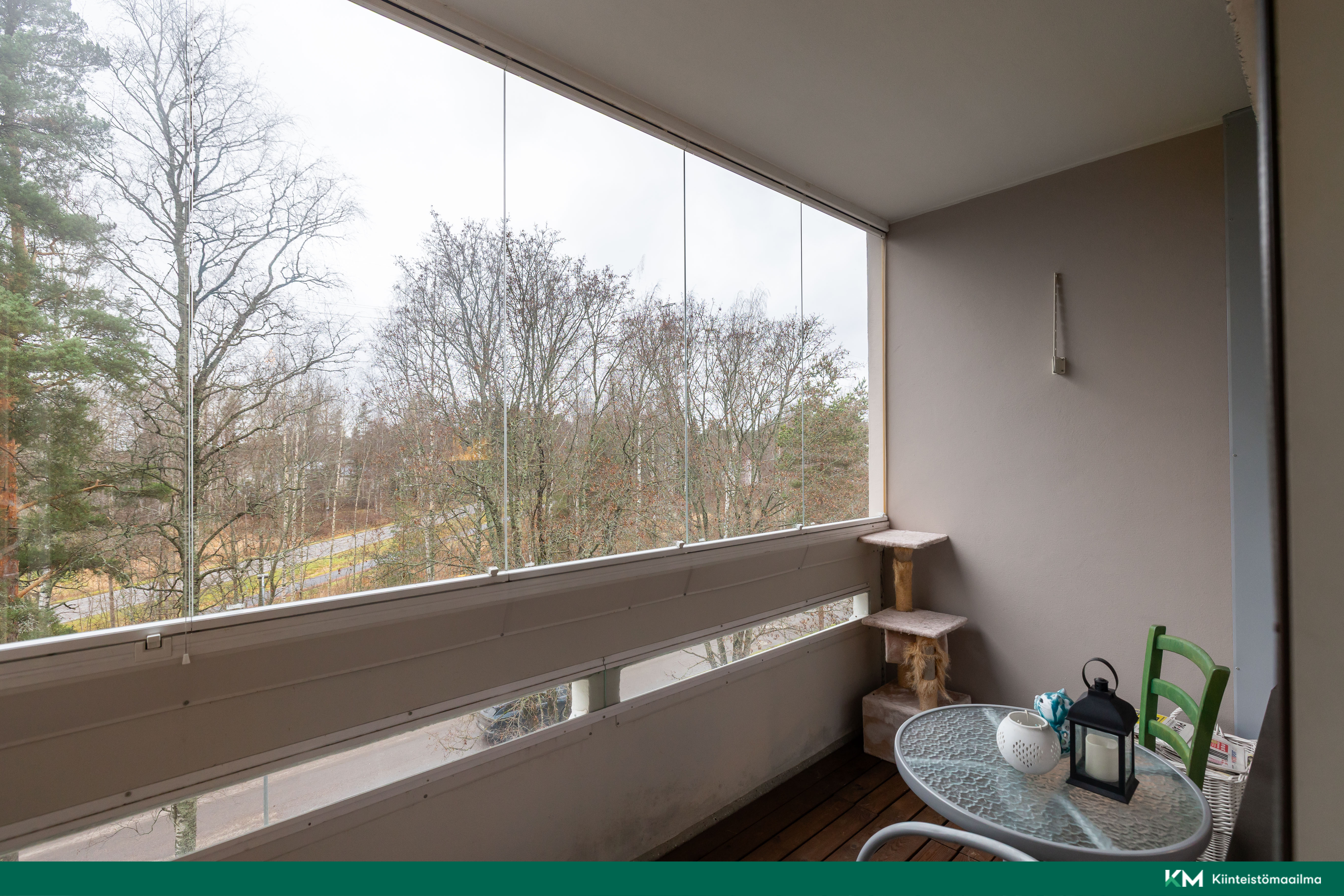 Parvekkeelta esteetön näkymä Kalevantielle