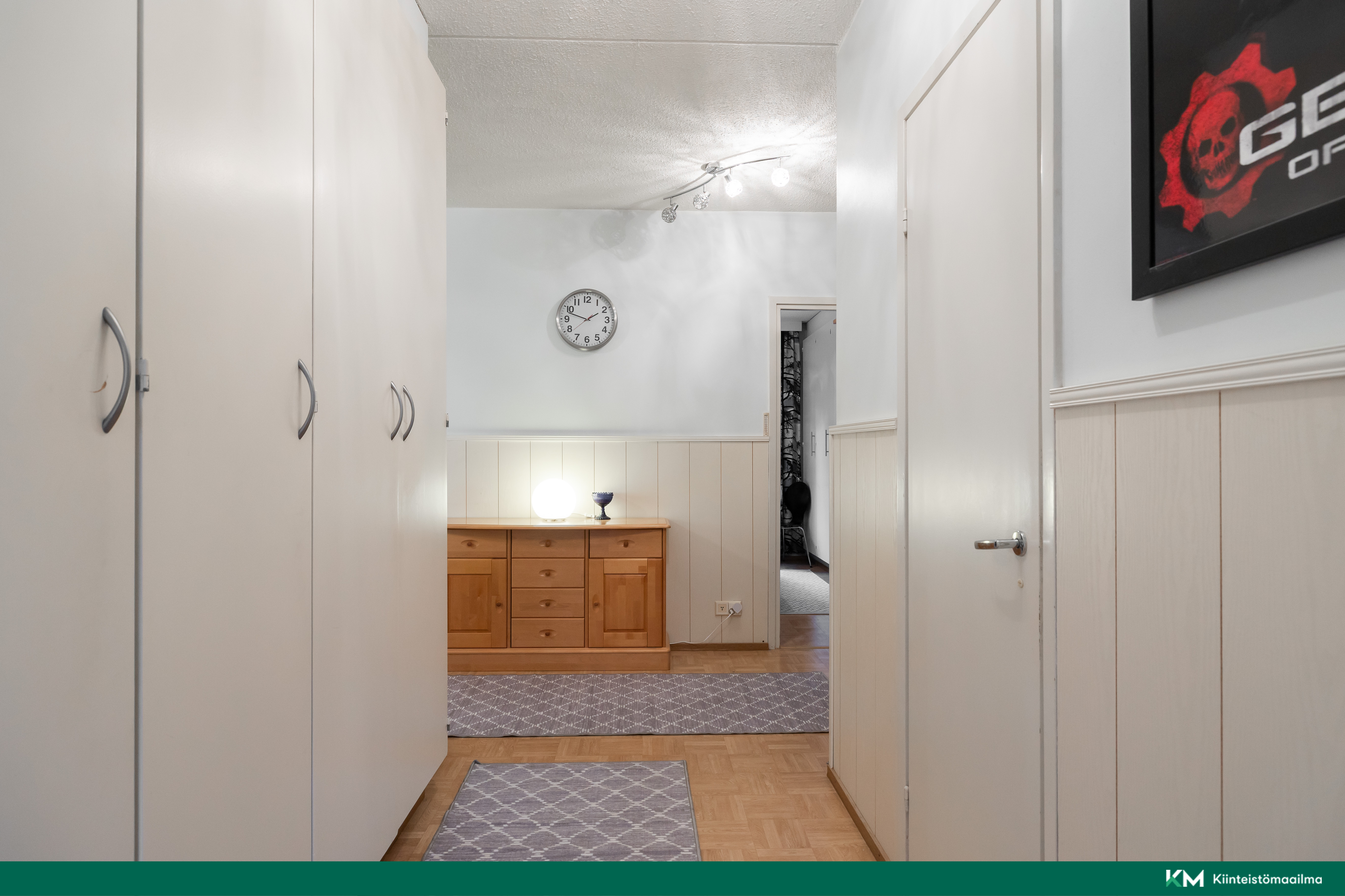 Oikealla ovi kylpyhuoneeseen