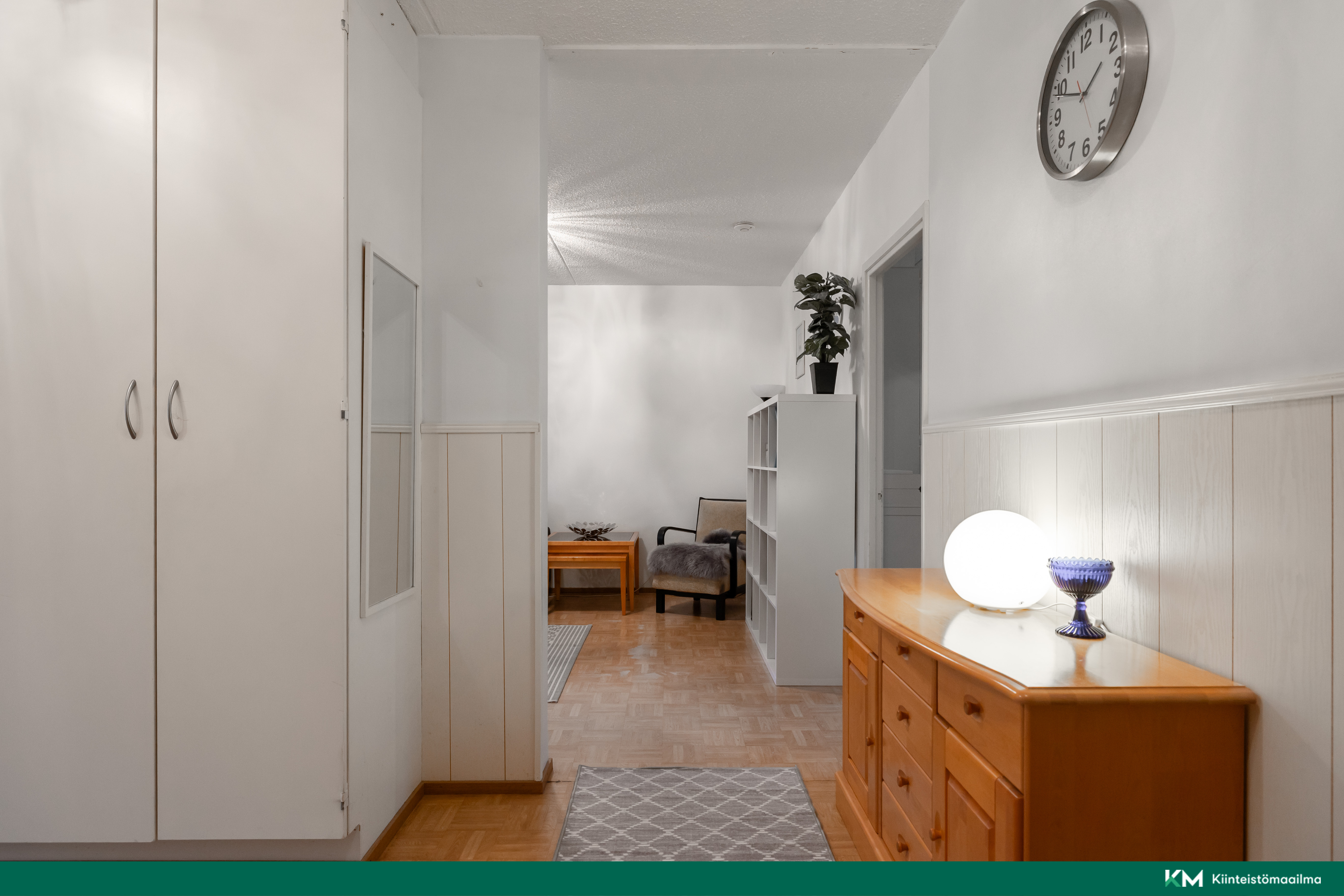 Näkymä eteisestä olohuoneeseen