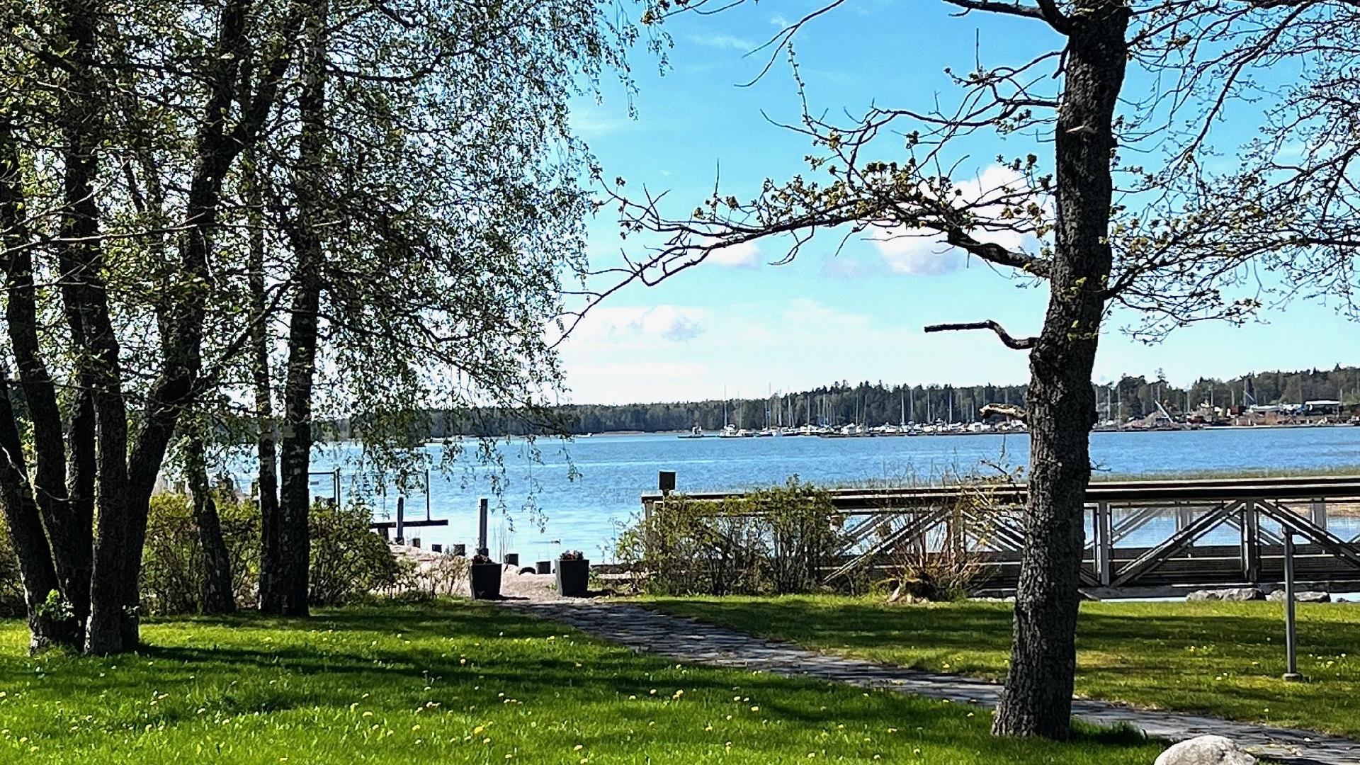 Piha avautuu merelle ja laiturialueelle