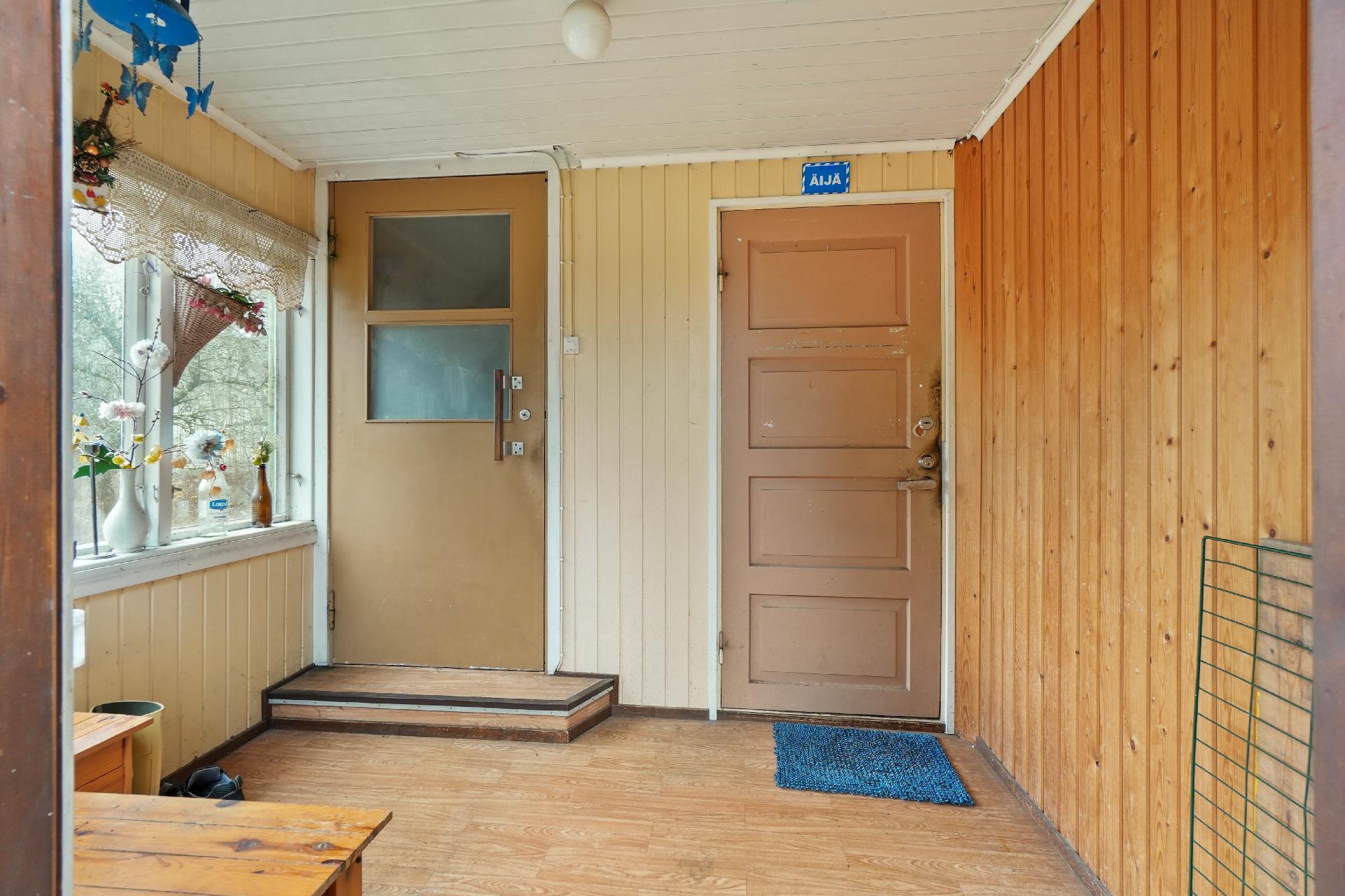 Kuistilta kulku alakertaan ja yläkertaan.