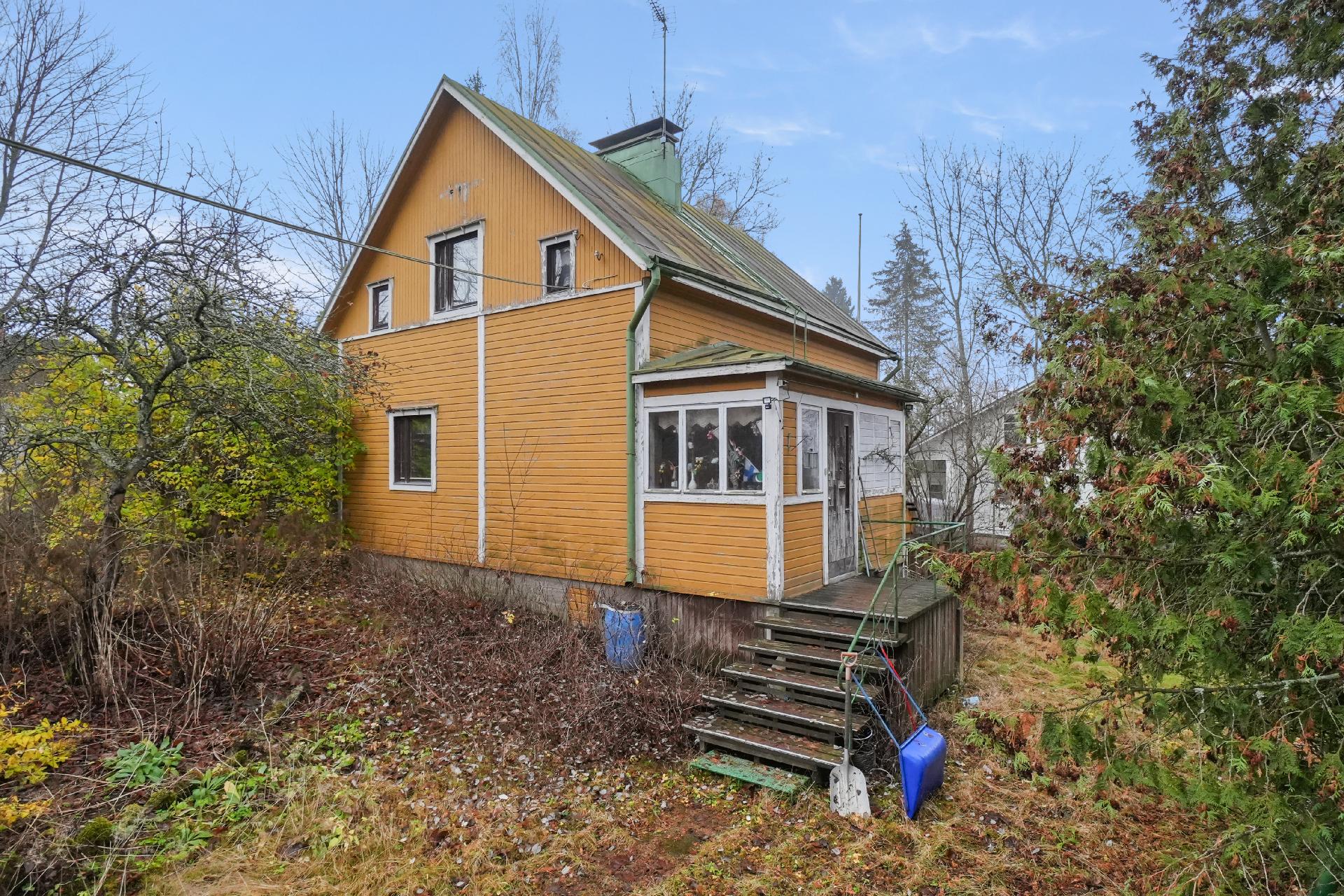 Omakotitalossa on yhteensä neljä huonetta, keittiö ja kaksi wc:tä, pieni vinttitila sekä kuisti.