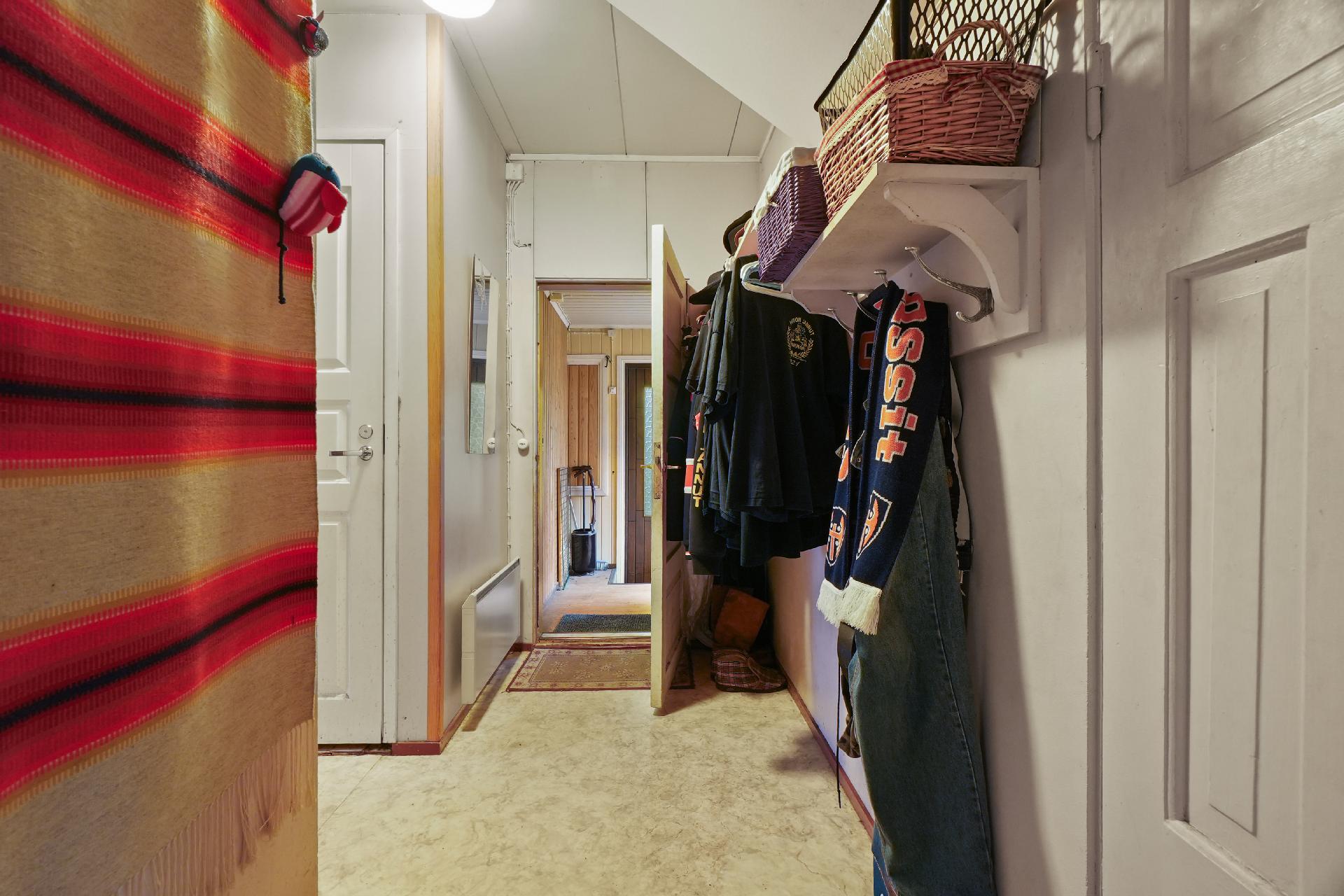 Kuvaa eteisestä kohti kuistia.