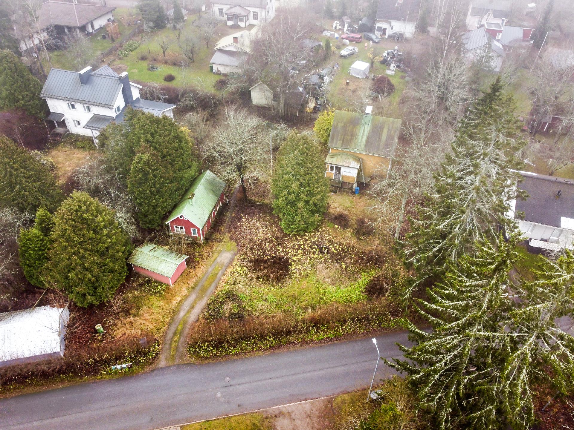 Suositulla Patastenmäen asuinalueella kiinteistö suurella 1 328 m²:n tontilla.