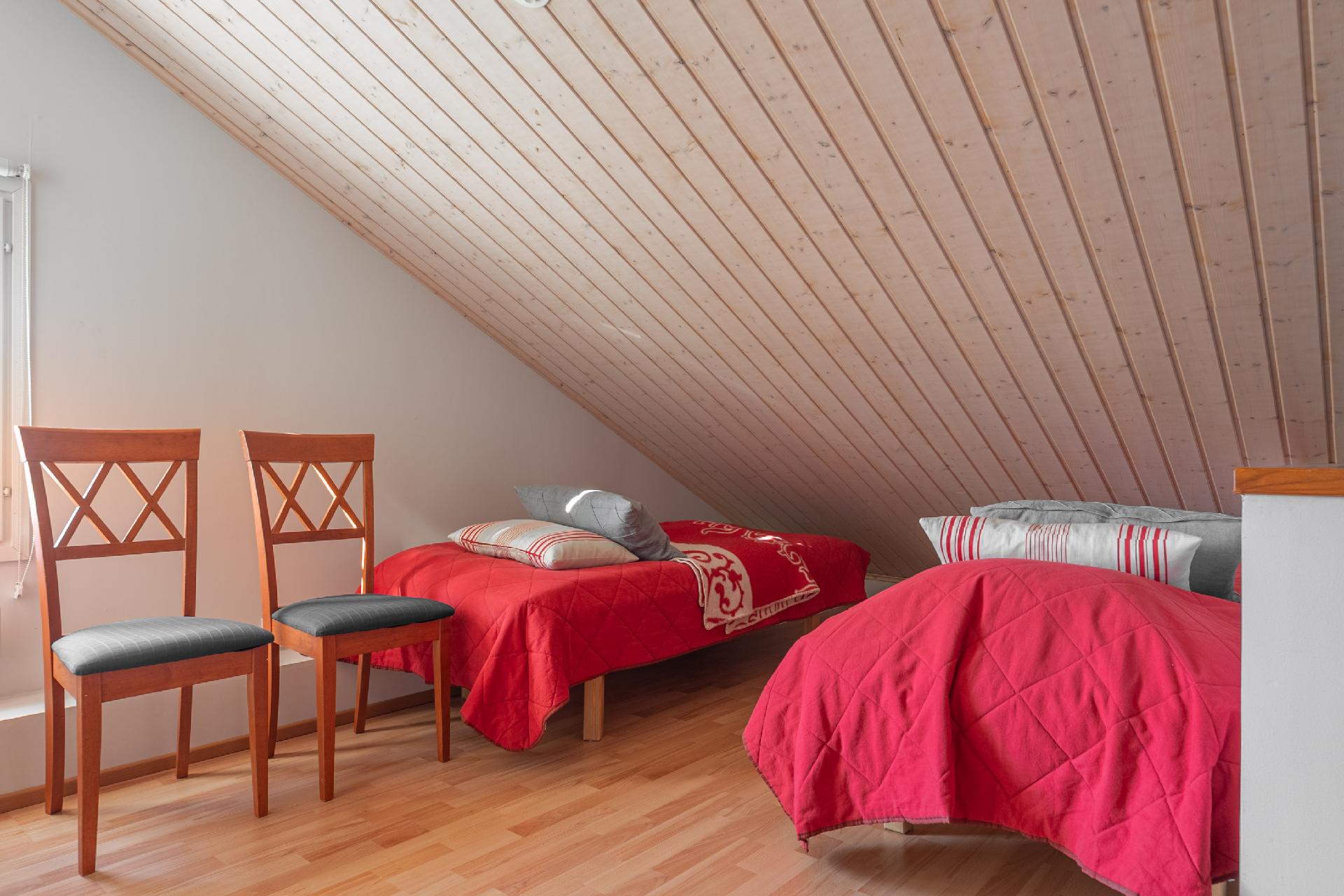 Parvella kaksi erillistä tilaa sängyille