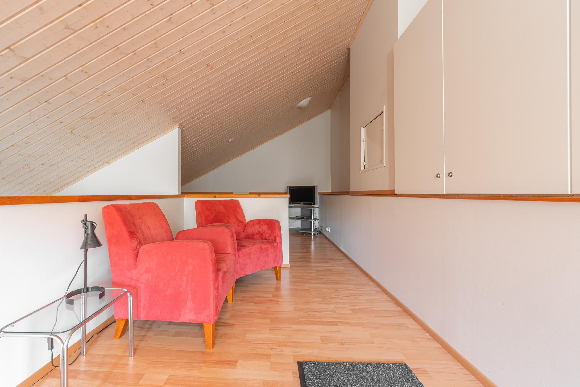 Välissä "aulatila"