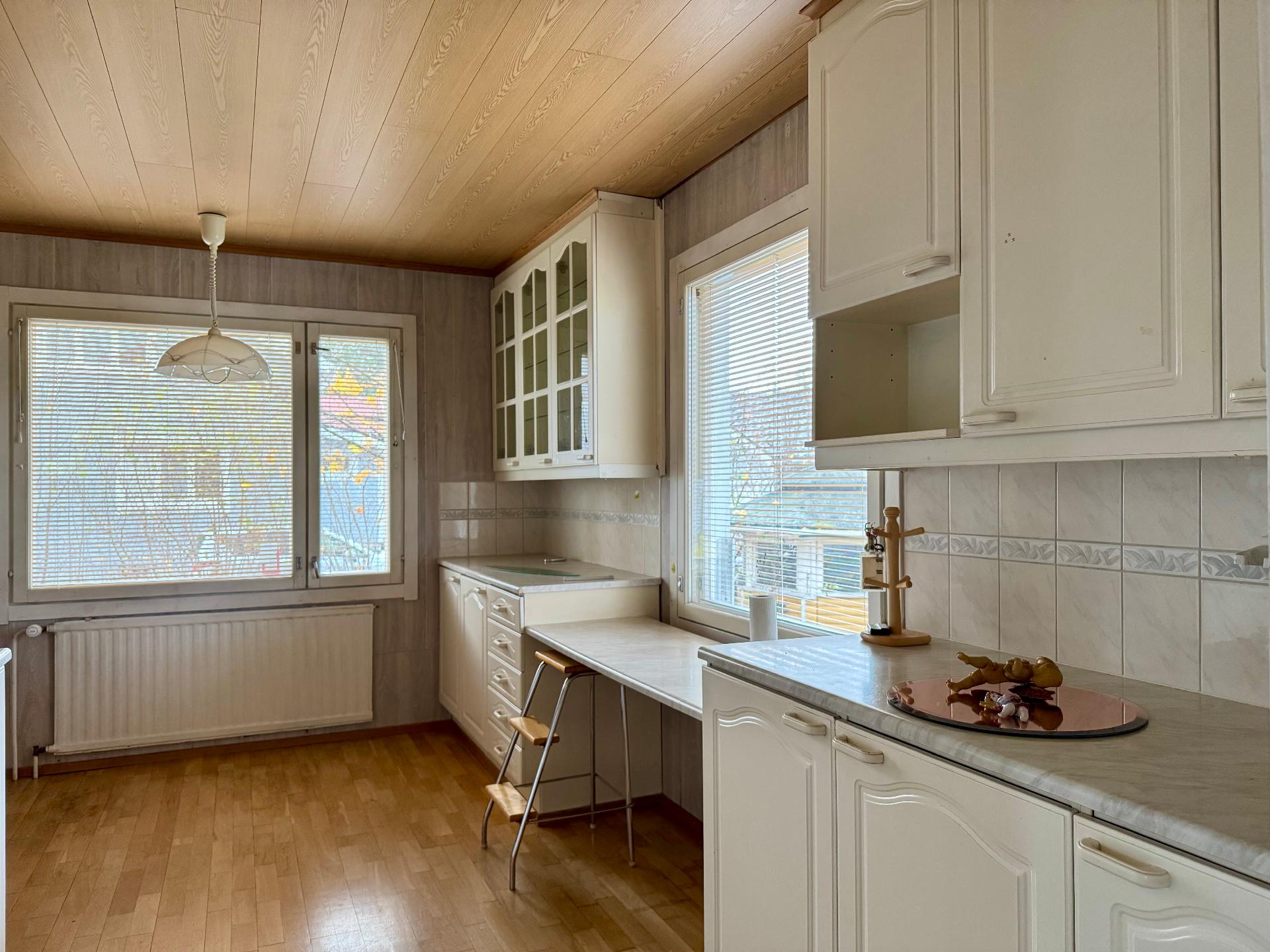 Keittiössä paljon kaappeja