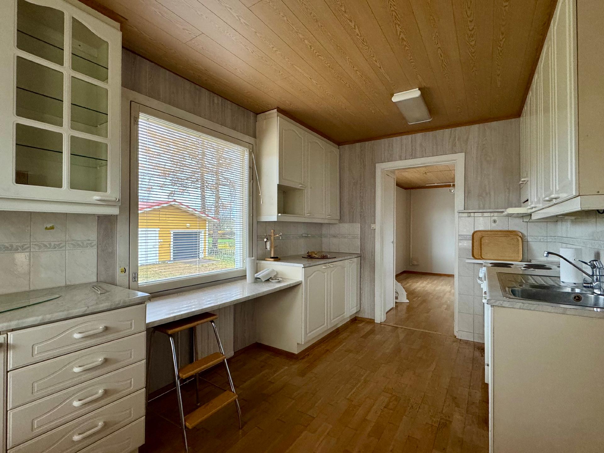 Keittiössä laskutilaa