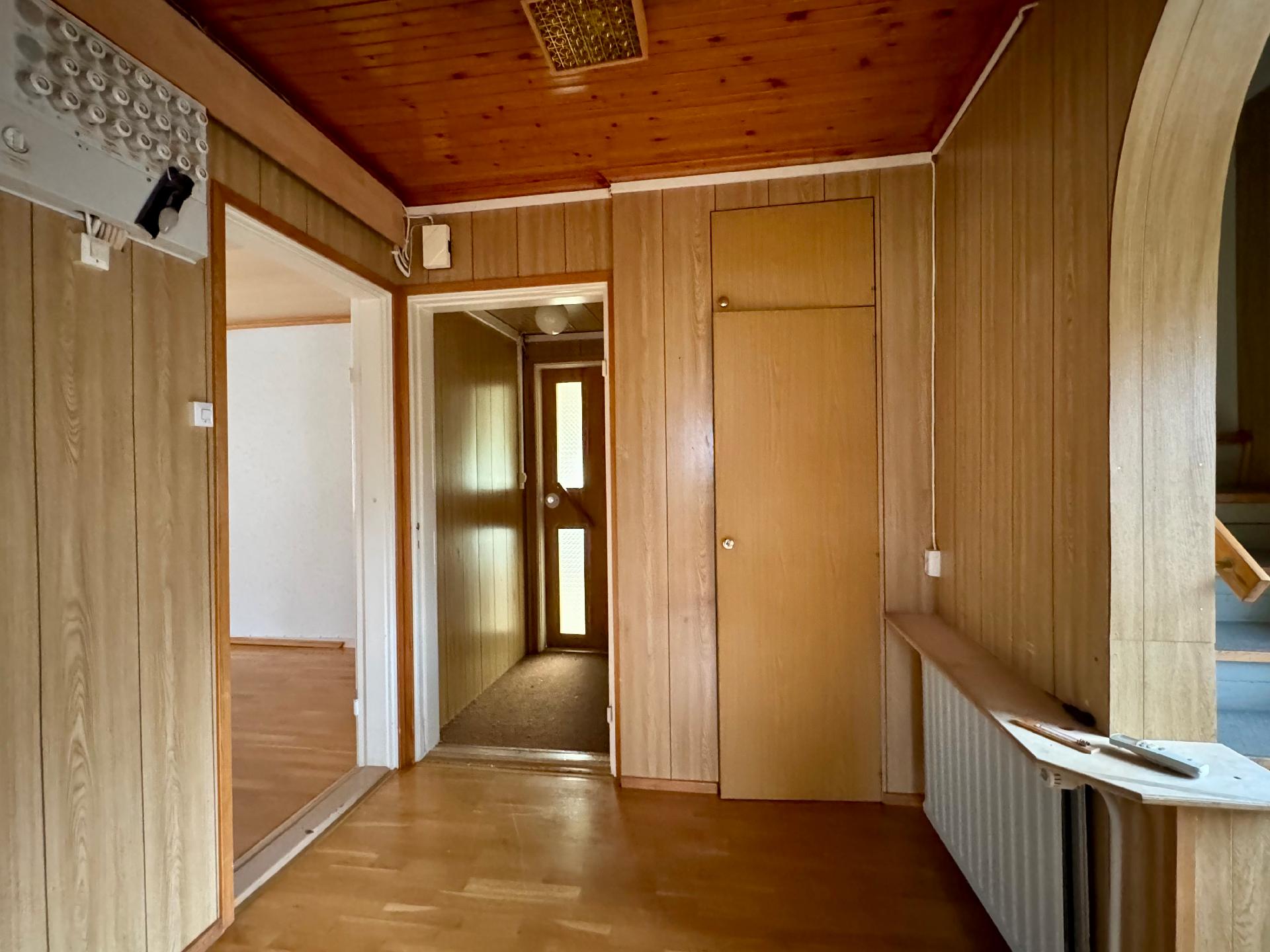 Eteisestä kulkukellariin ja vinttiin