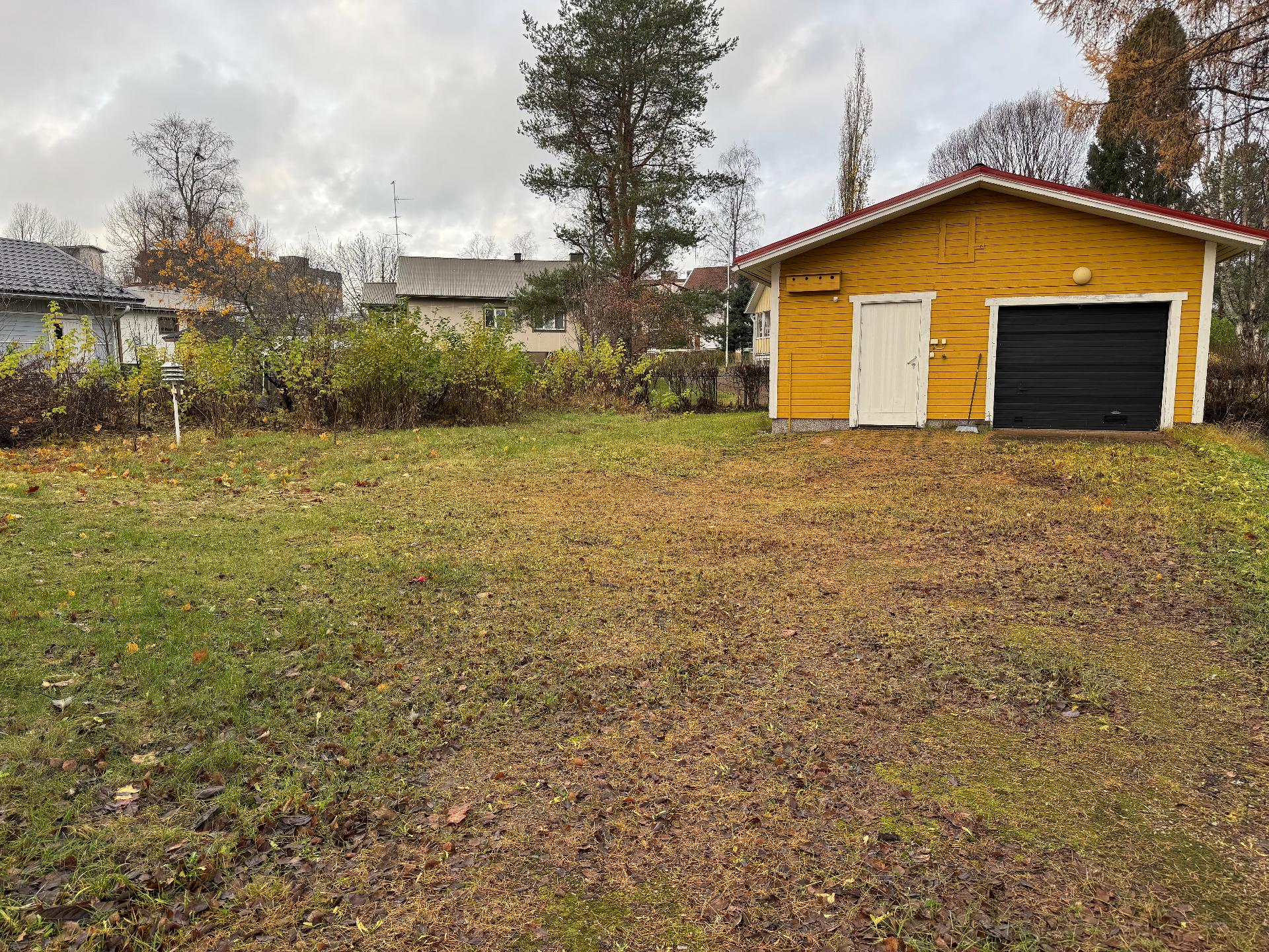 Pihassa autotalli/varastorakennus