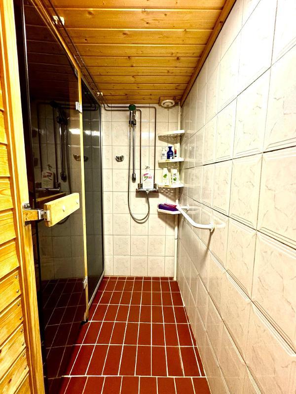 Laatoitettu pesuhuone