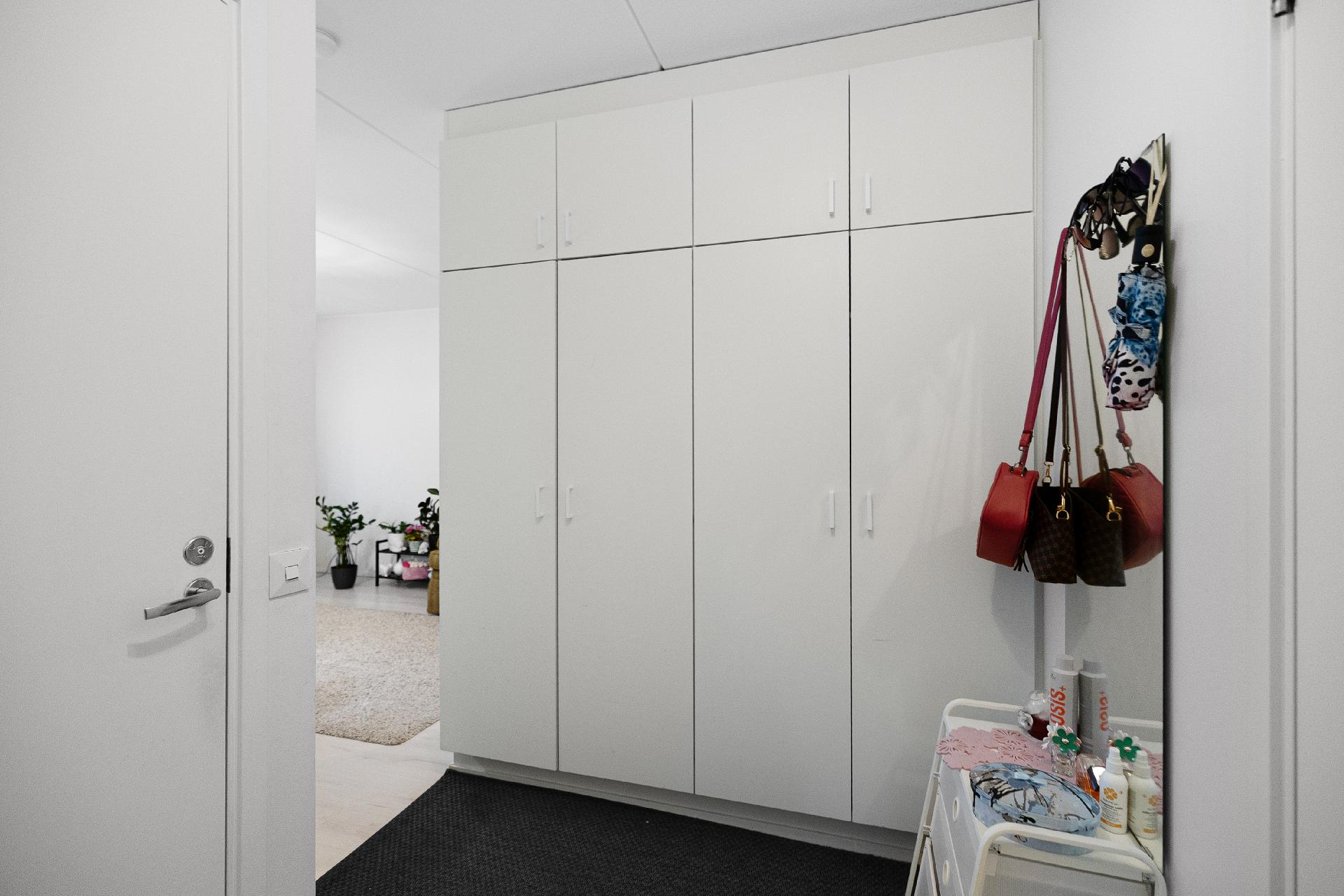 Eteisessä on hyvin säilytystilaa