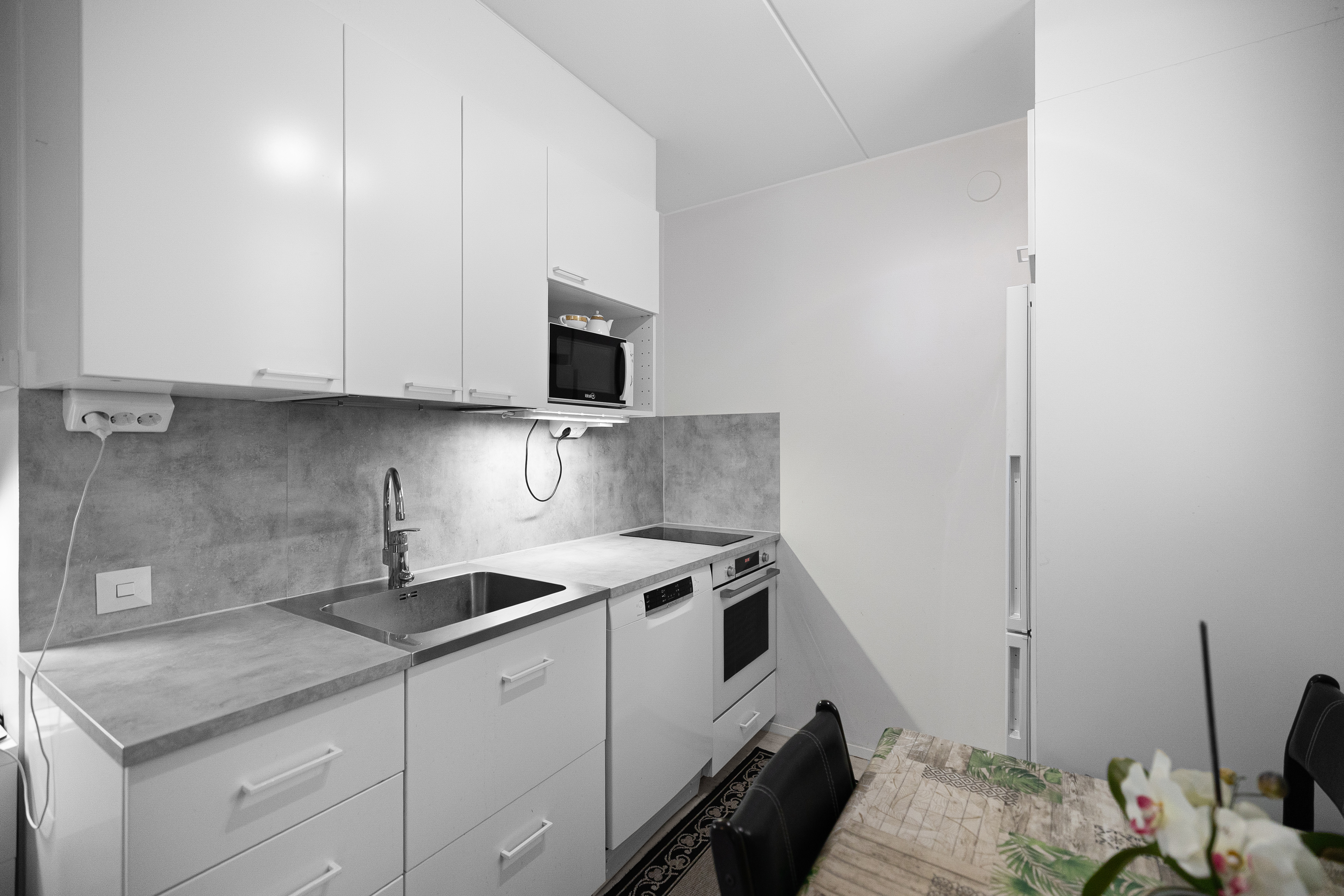 Vaalea, moderni keittiö