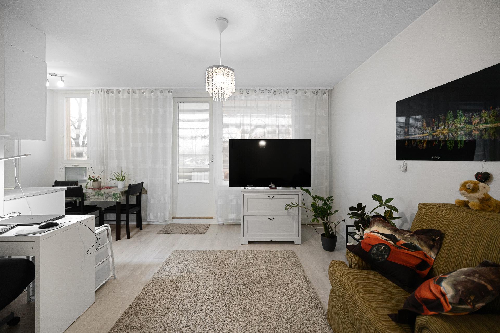 Olohuoneesta käynti parvekkeelle